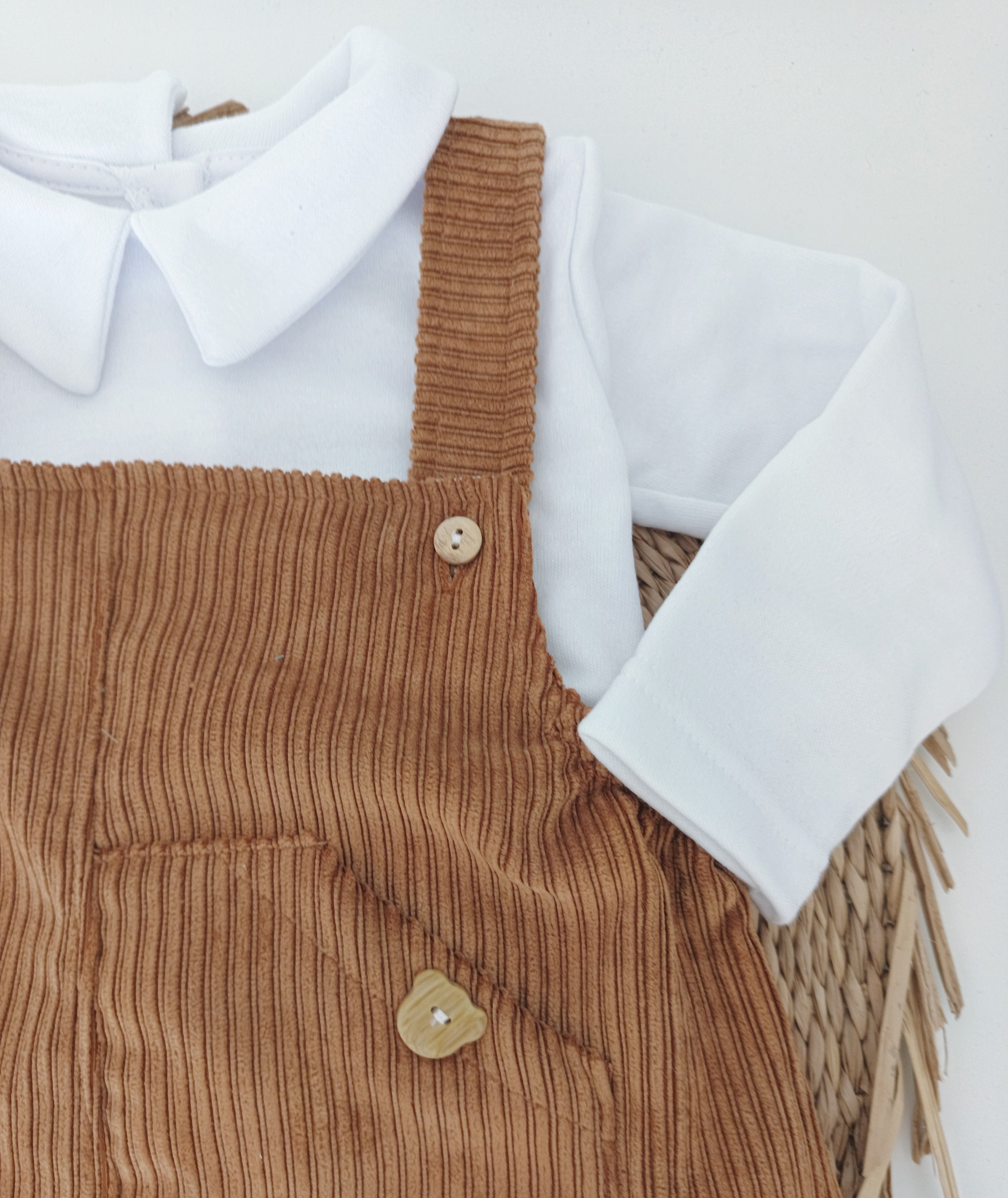 Jardineiras de Bombazine Bolso com Camisa Camel Escuro