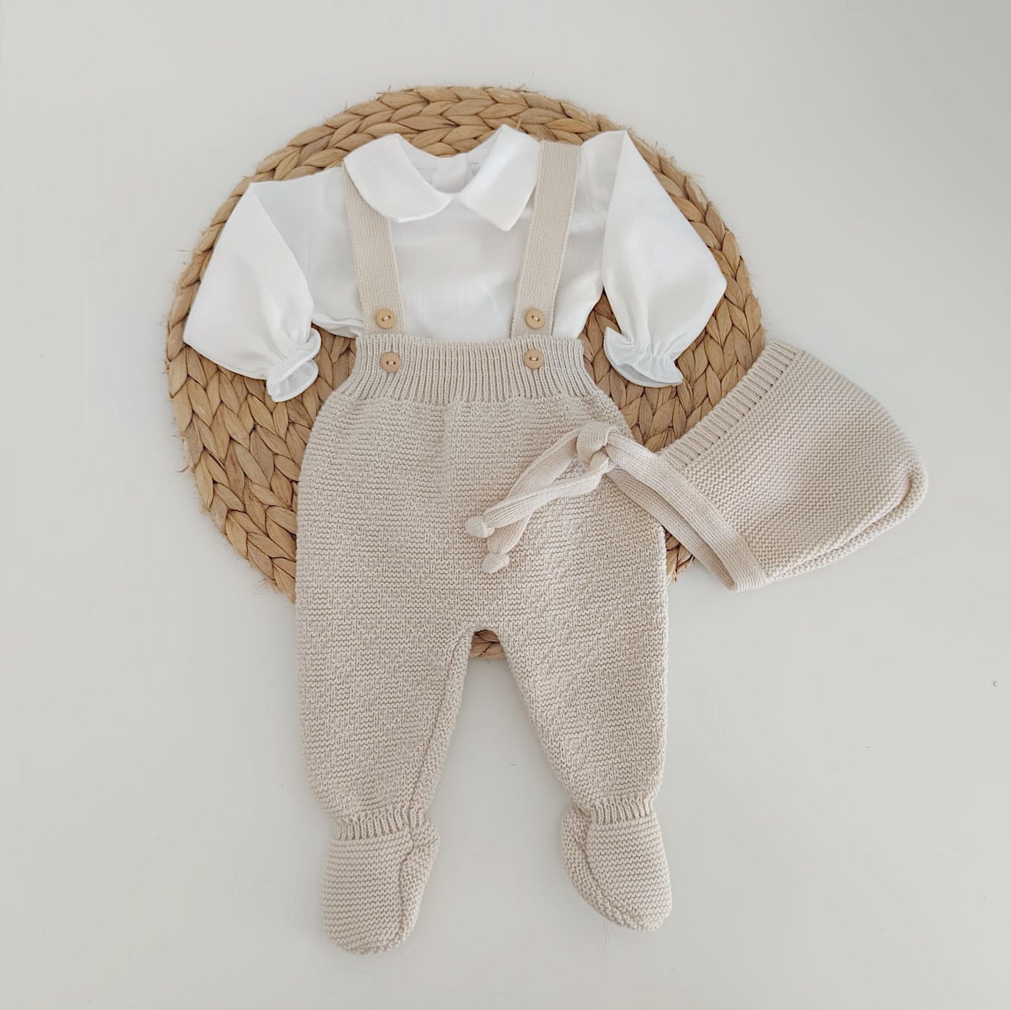 Jardineiras de Malha Botões c/ Blusa Gola Bico e Gorro Areia