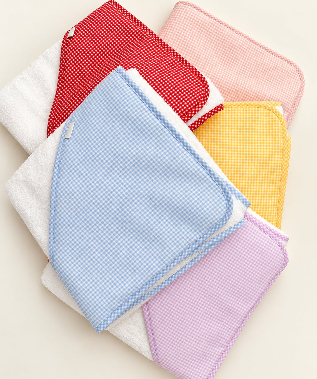 Toalhas de banho brancas para bebé com capuz e acabamento em padrão vichy azul, lilás, vermelho, amarelo e rosa.