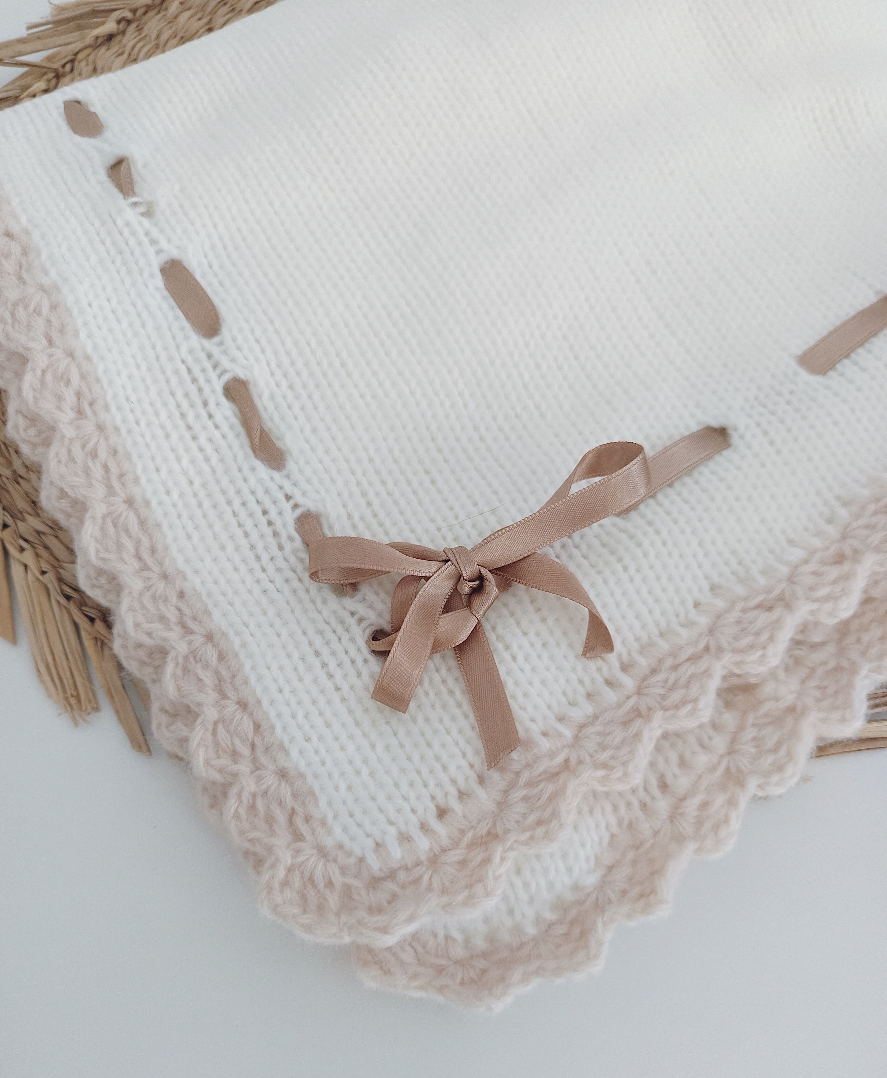 Manta de Malha para Bebé feita à Mão com Laço em Cetim