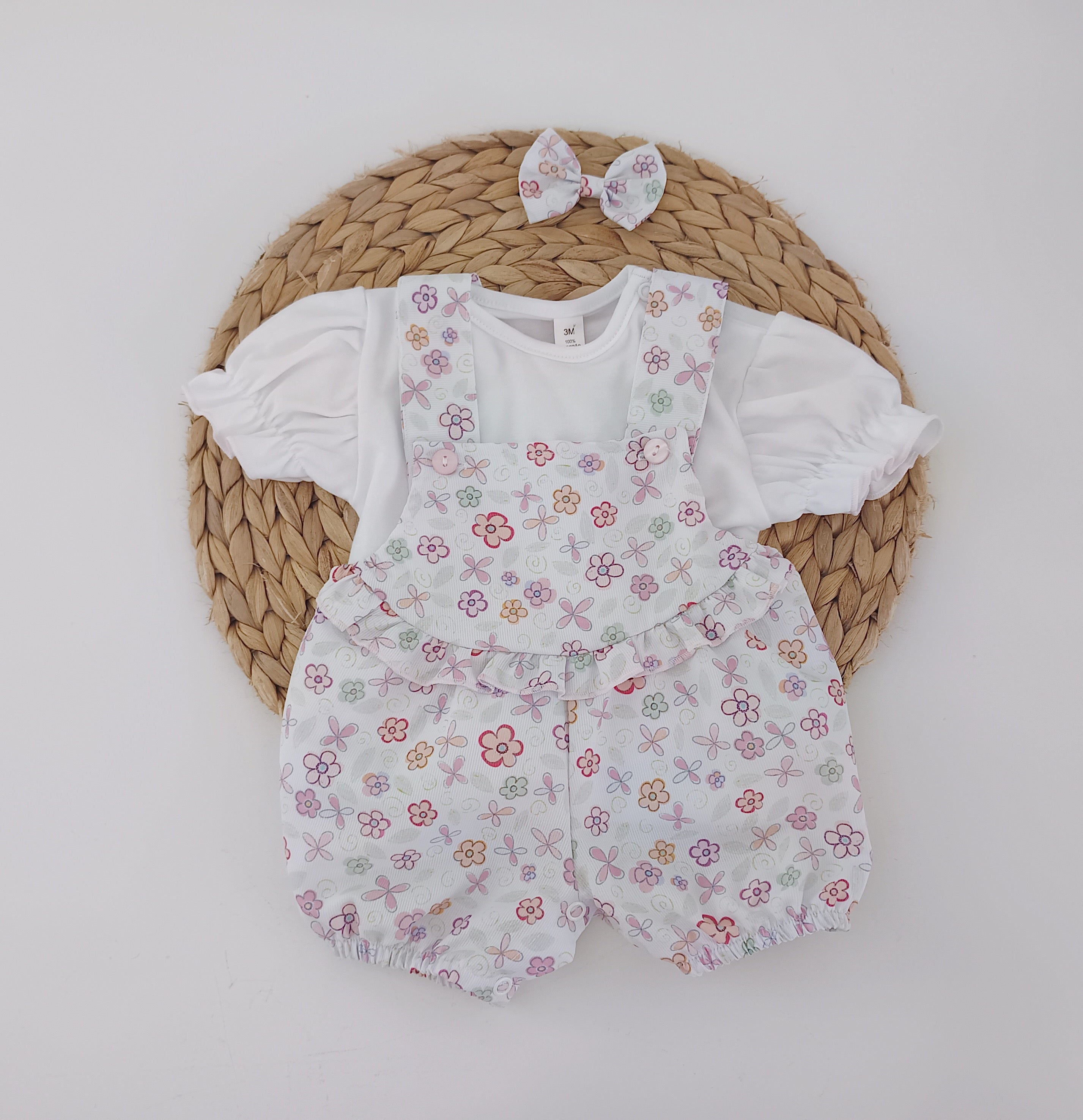 Jardineira Curta Flores com Blusa e Laço Rosa