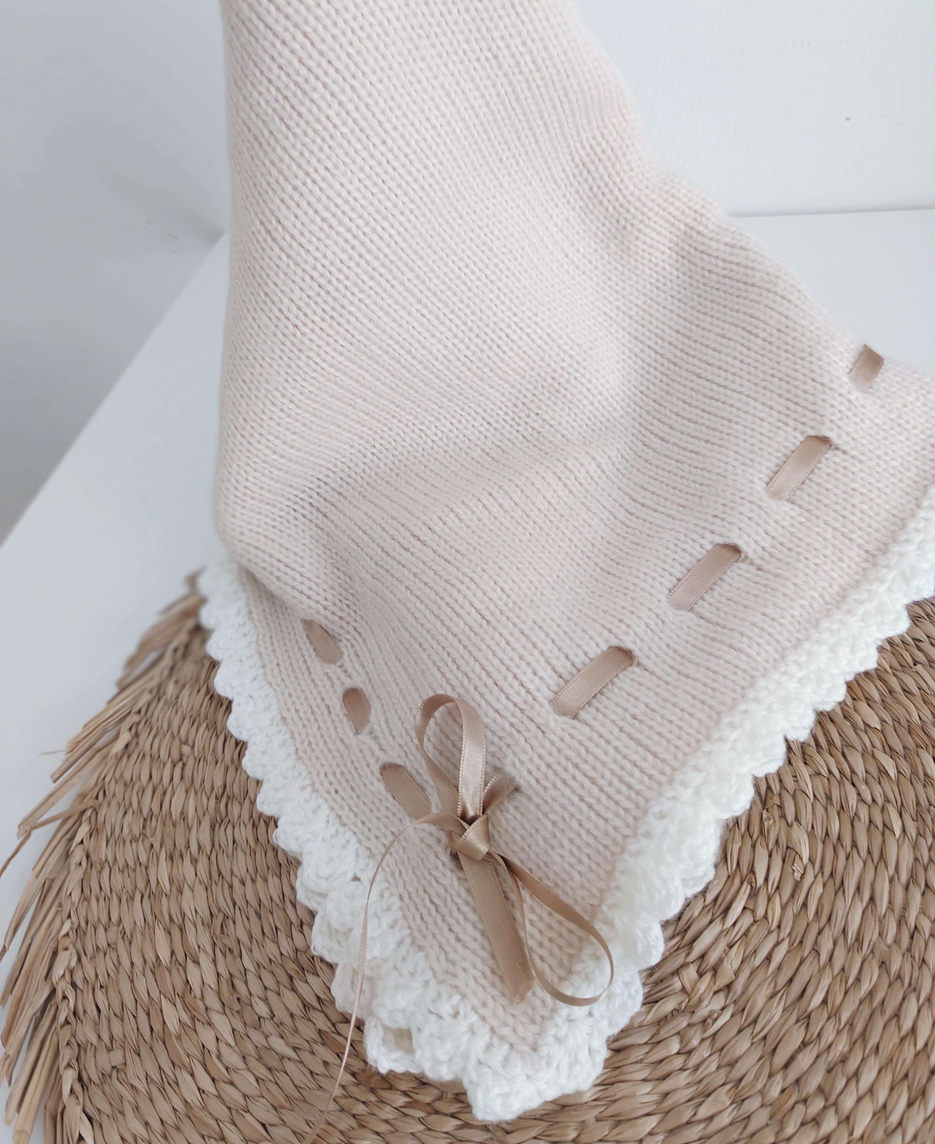 Manta de Malha para Bebé feita à Mão com Laço em Cetim