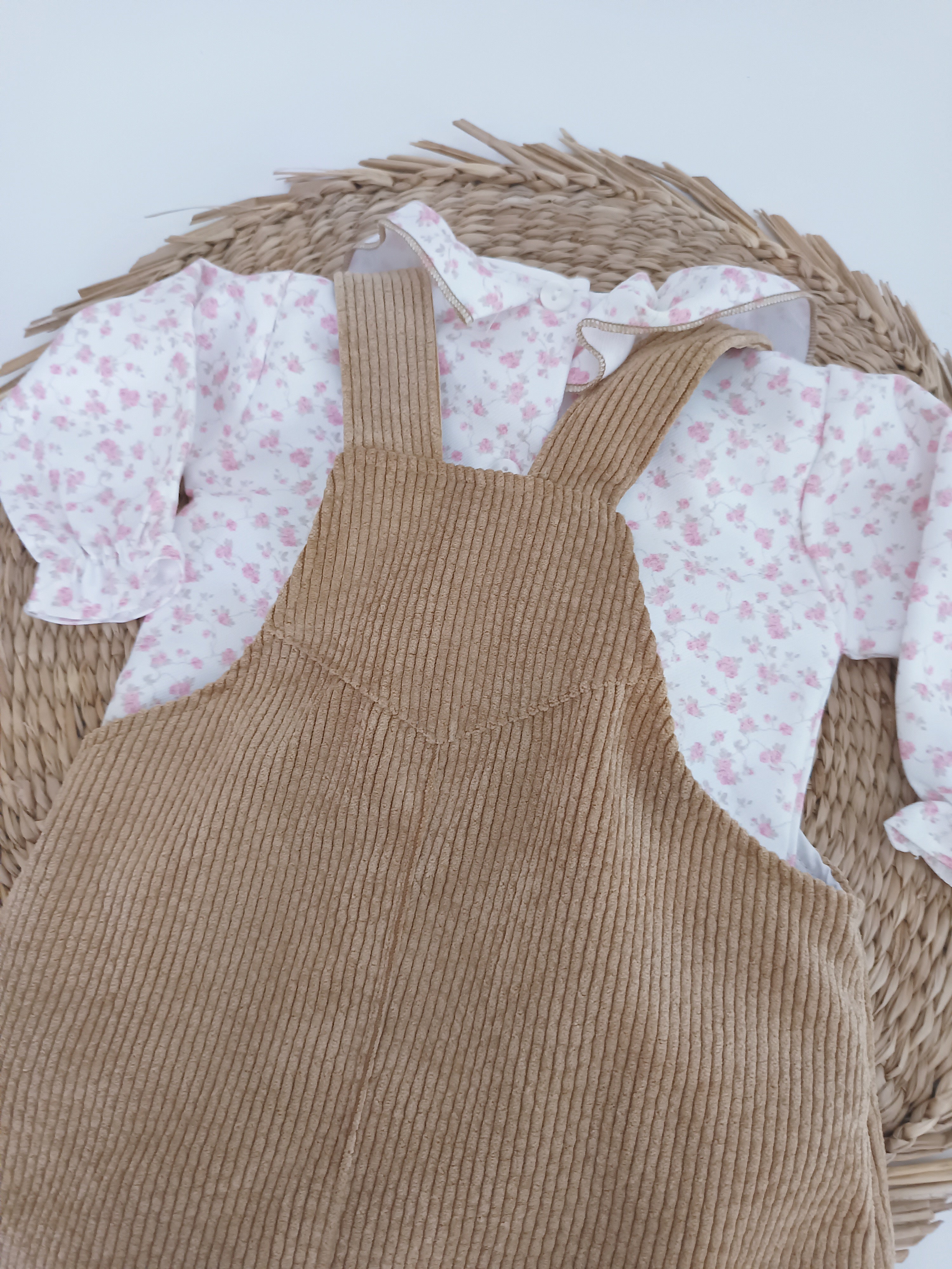 Vestido Saia de Peito de Bombazine Fina com blusa flores Camel