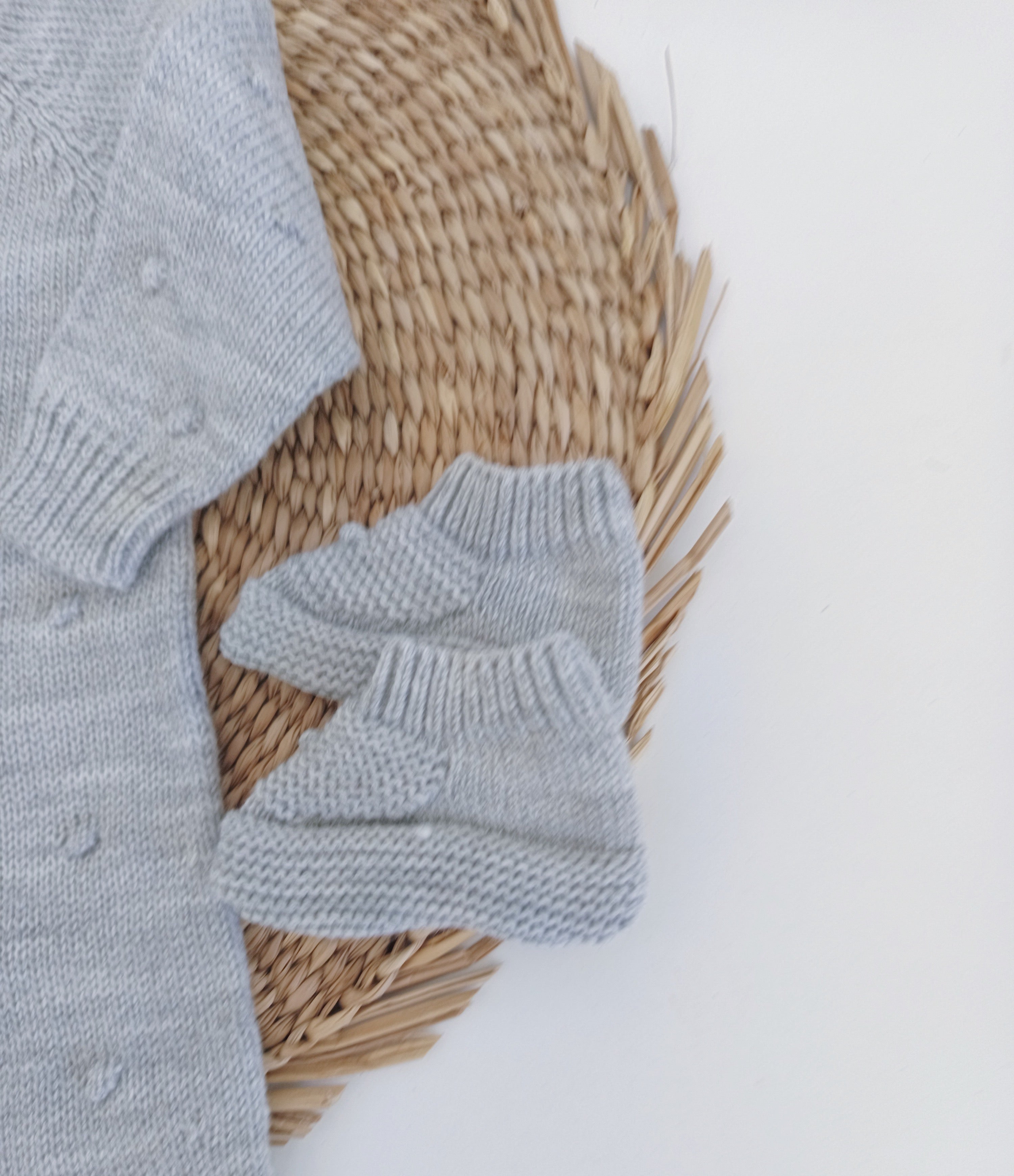Babygrow de malha pompons com gorro e carapins Cinza