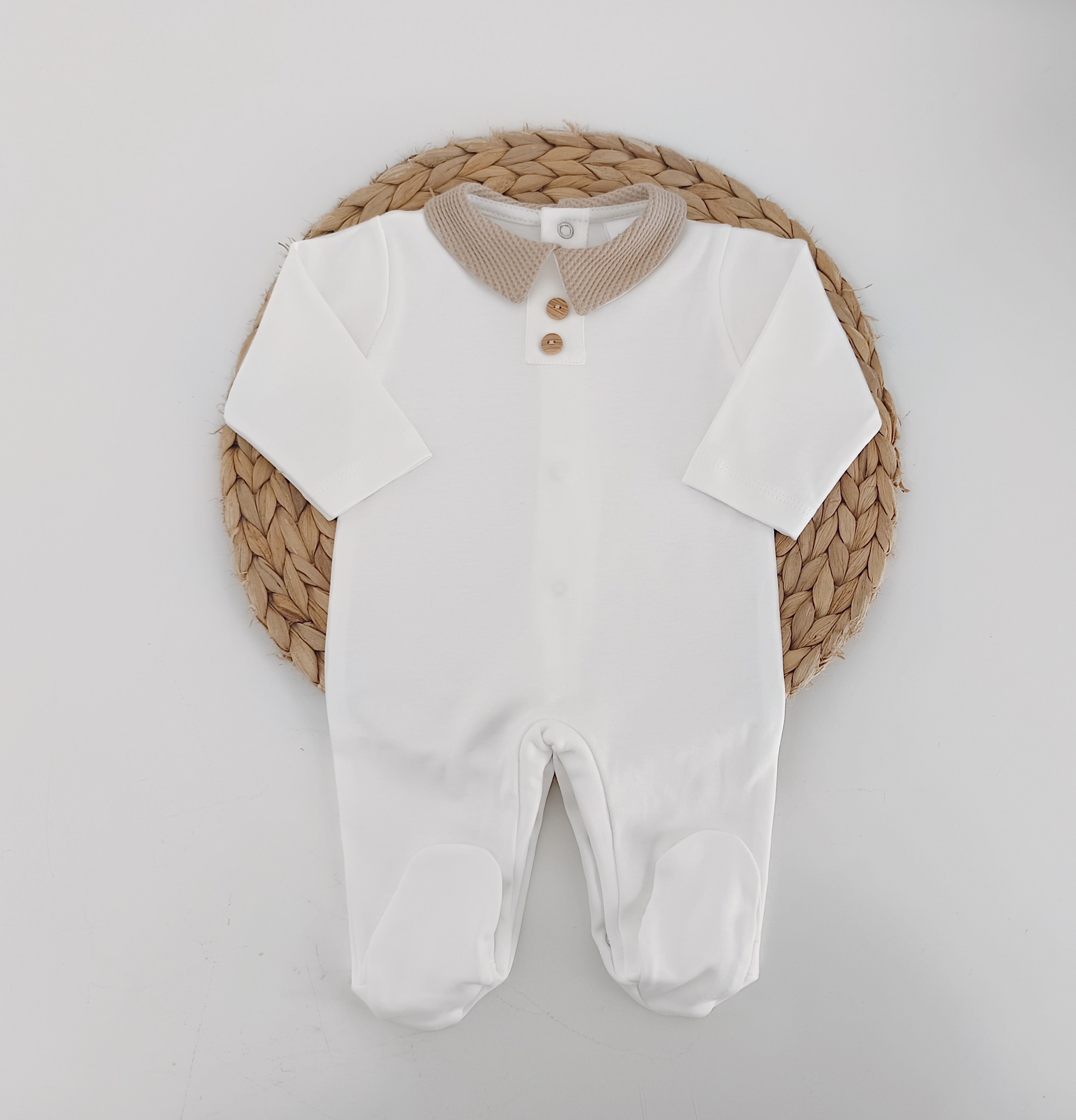 Babygrow clássico para bebé em algodão ou veludo com design elegante