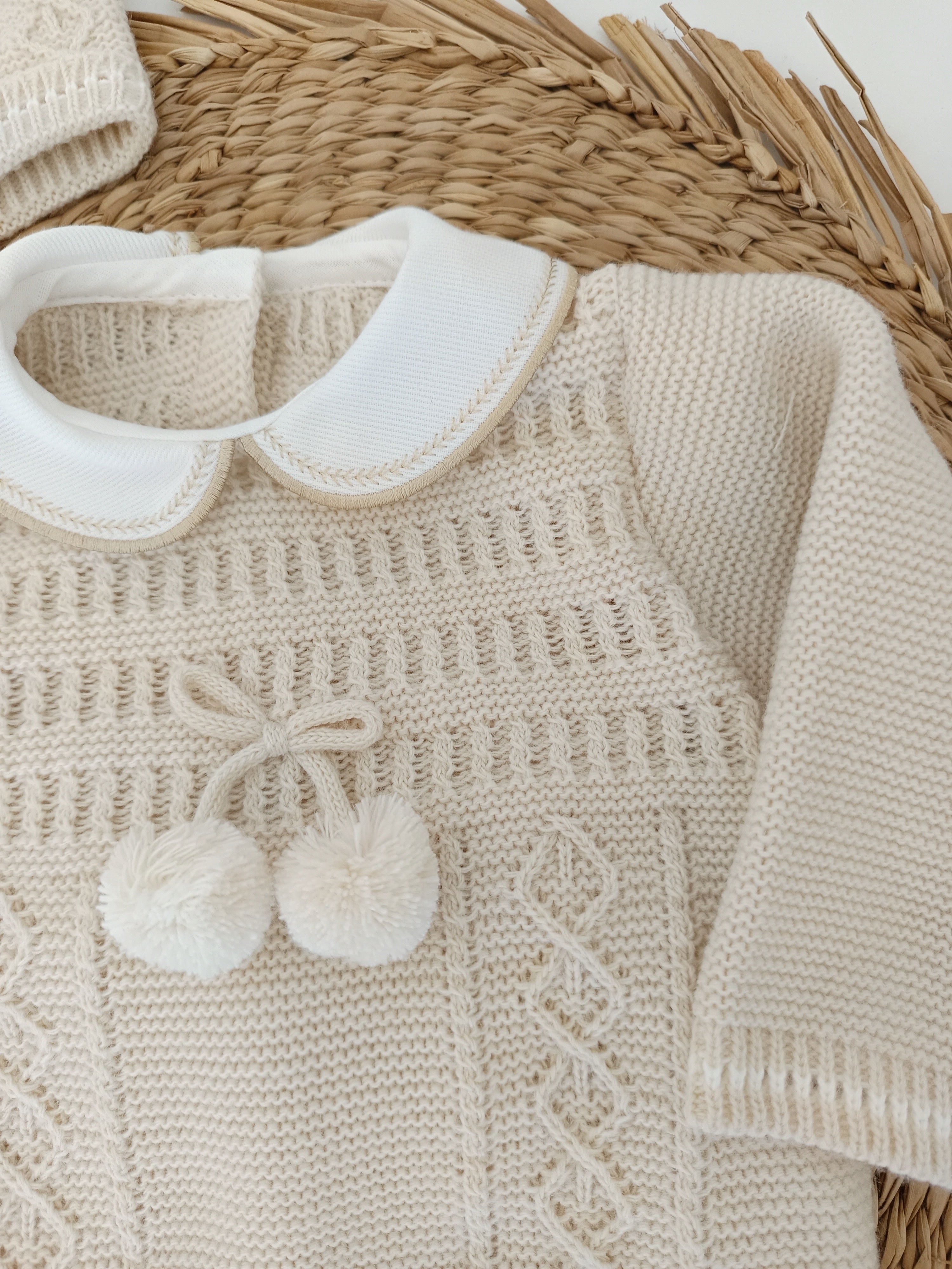 Fato de Malha com Gorro Pompons Areia