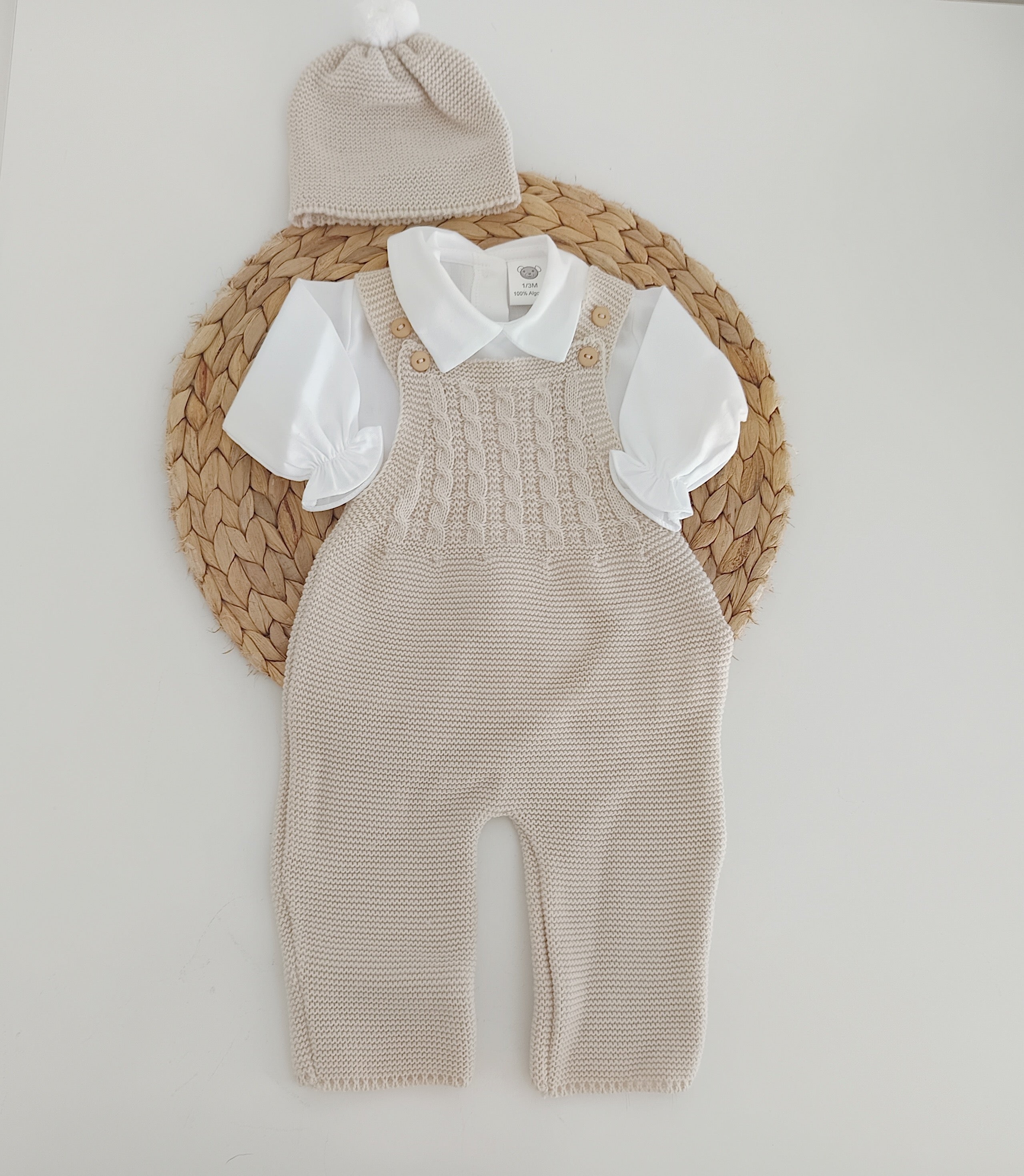 Jardineiras de Malha Trancinhas c/ Camisa Gola Bico e Gorro Areia
