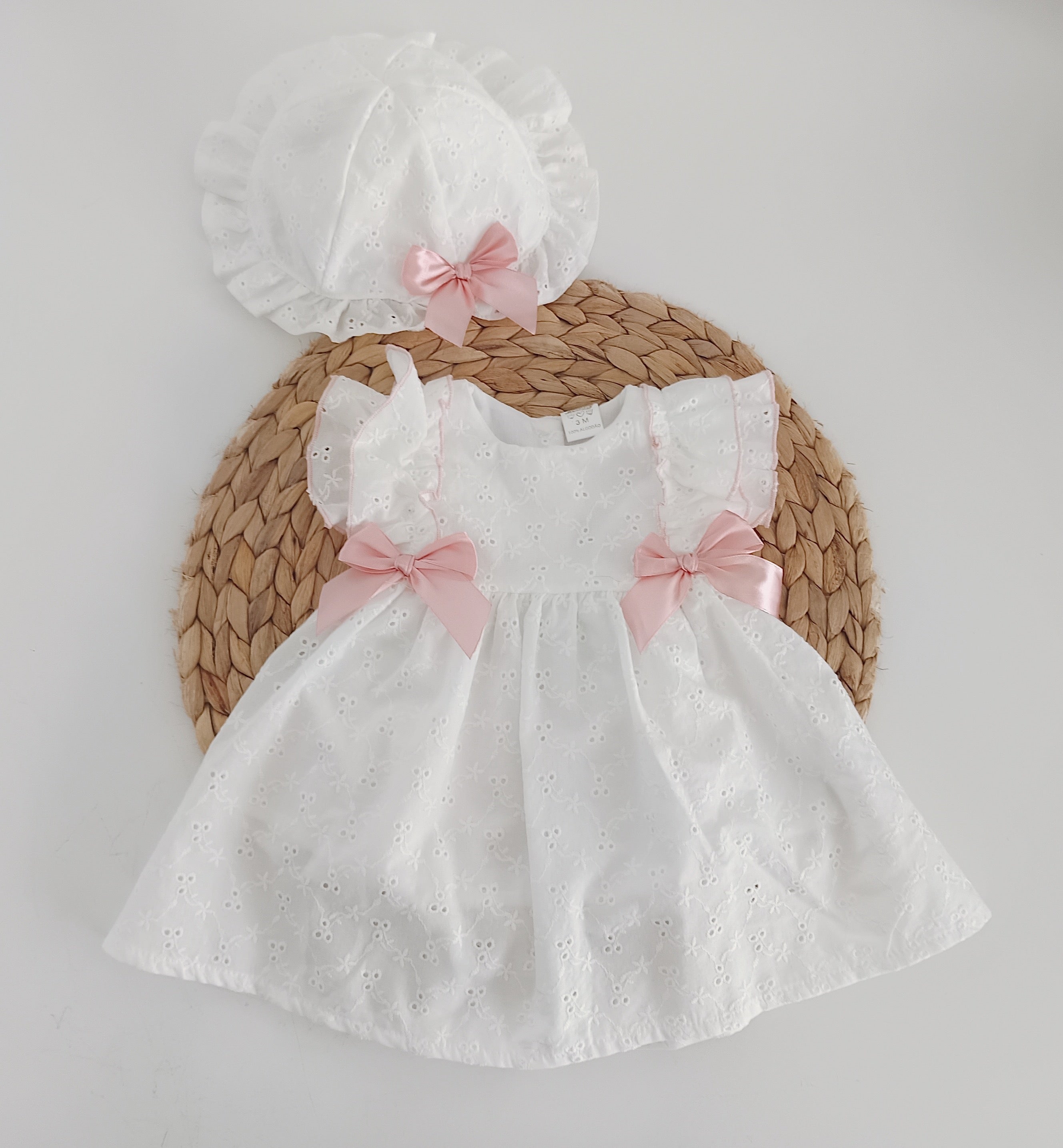 Vestido Bordado Inglês com Chapéu Rosa Velho