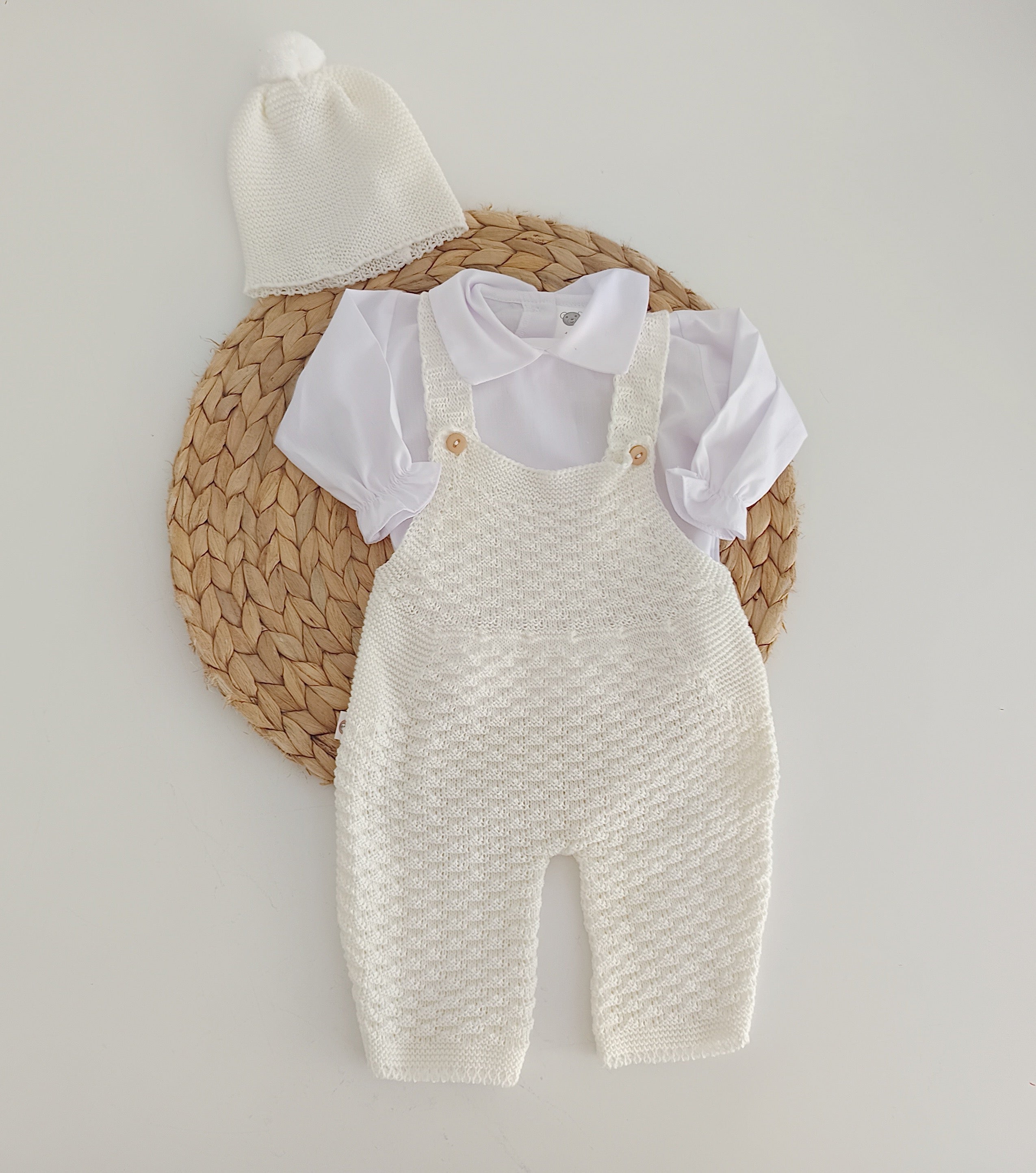 Jardineiras de Malha Pipinhos c/ blusa gola bico e gorro algodão Pérola