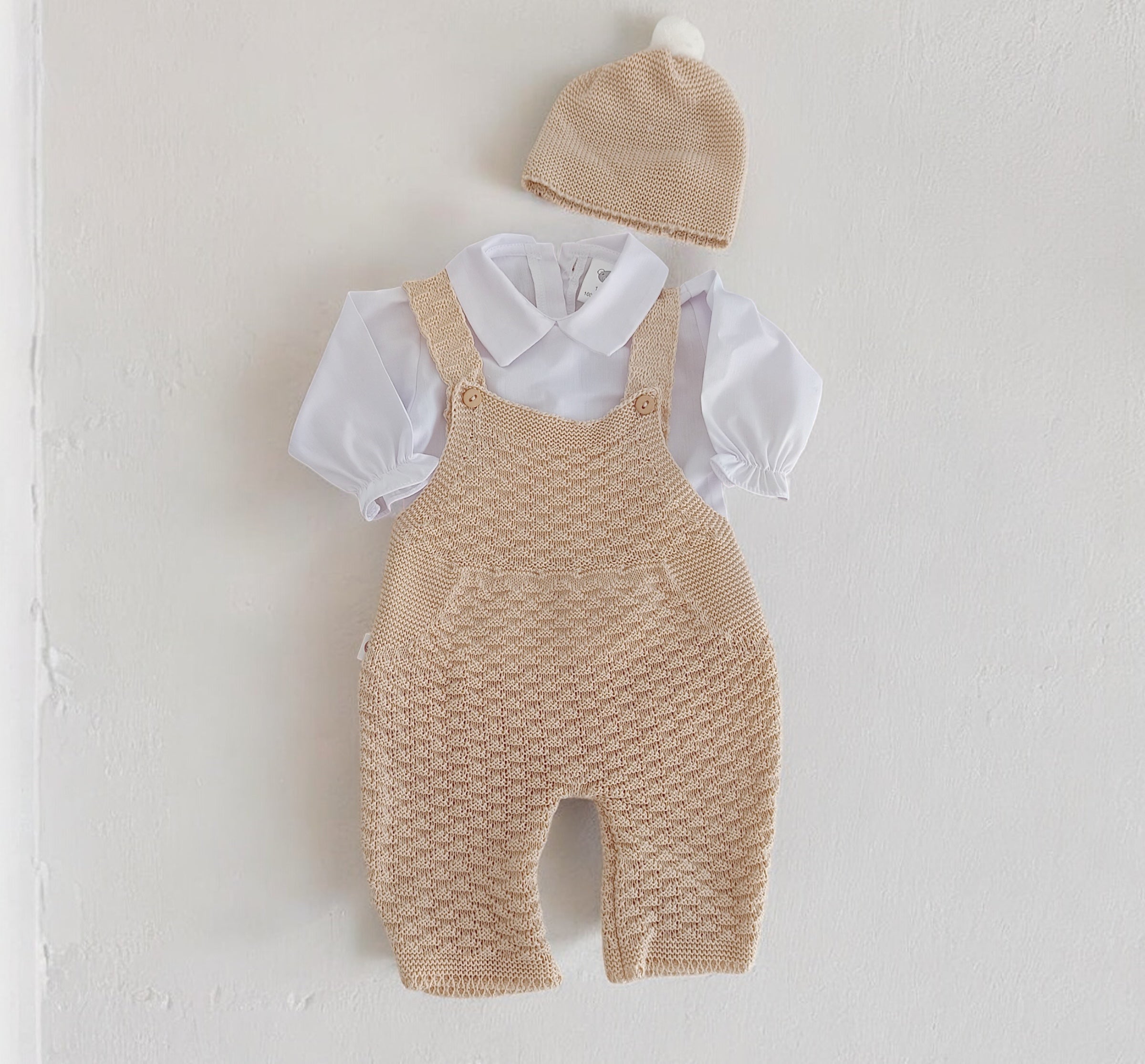 Jardineiras de Malha Pipinhos c/ blusa gola bico e gorro algodão Areia
