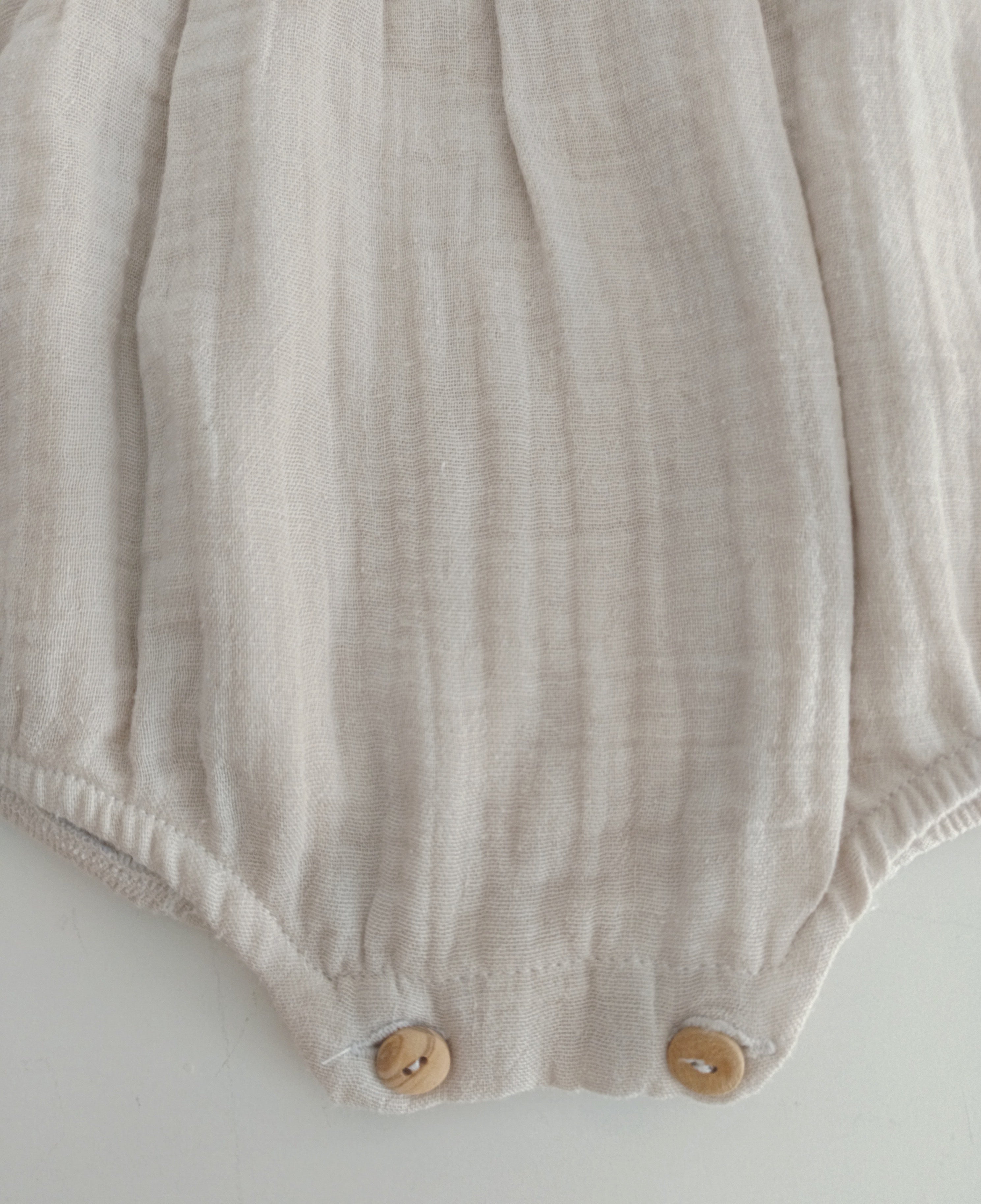 Fofo Musselina com Gola Bordado Inglês Areia | FitFiu Babies®