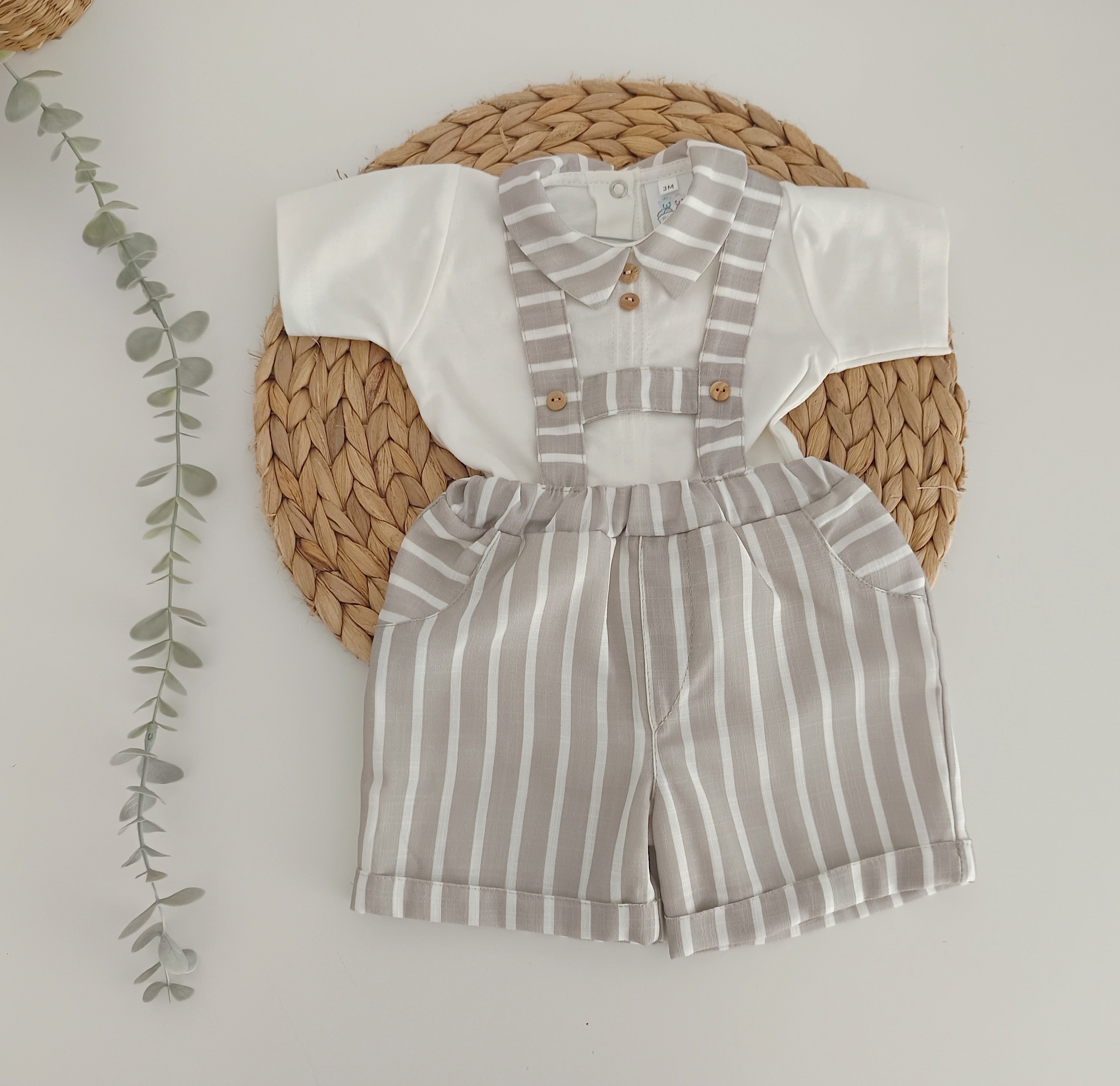Fofo Riscas com Camisa Areia