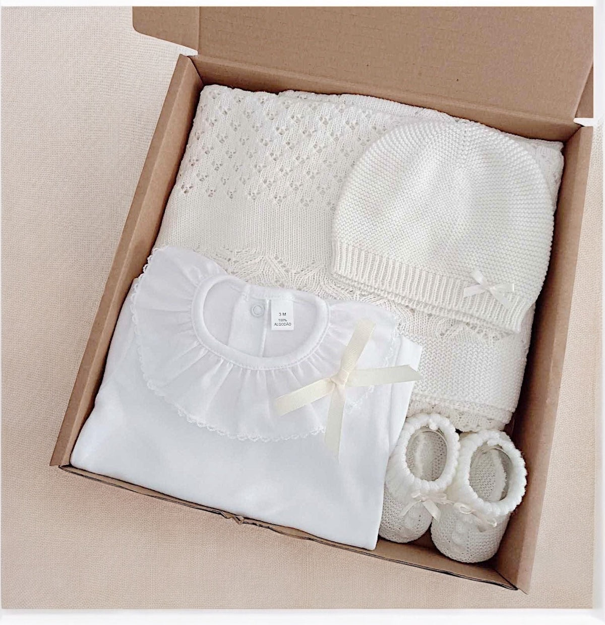 Pack maternidade premium 4 peças pérola com laços artesanais: manta, body, gorro e carapins algodão FitFiu Babies