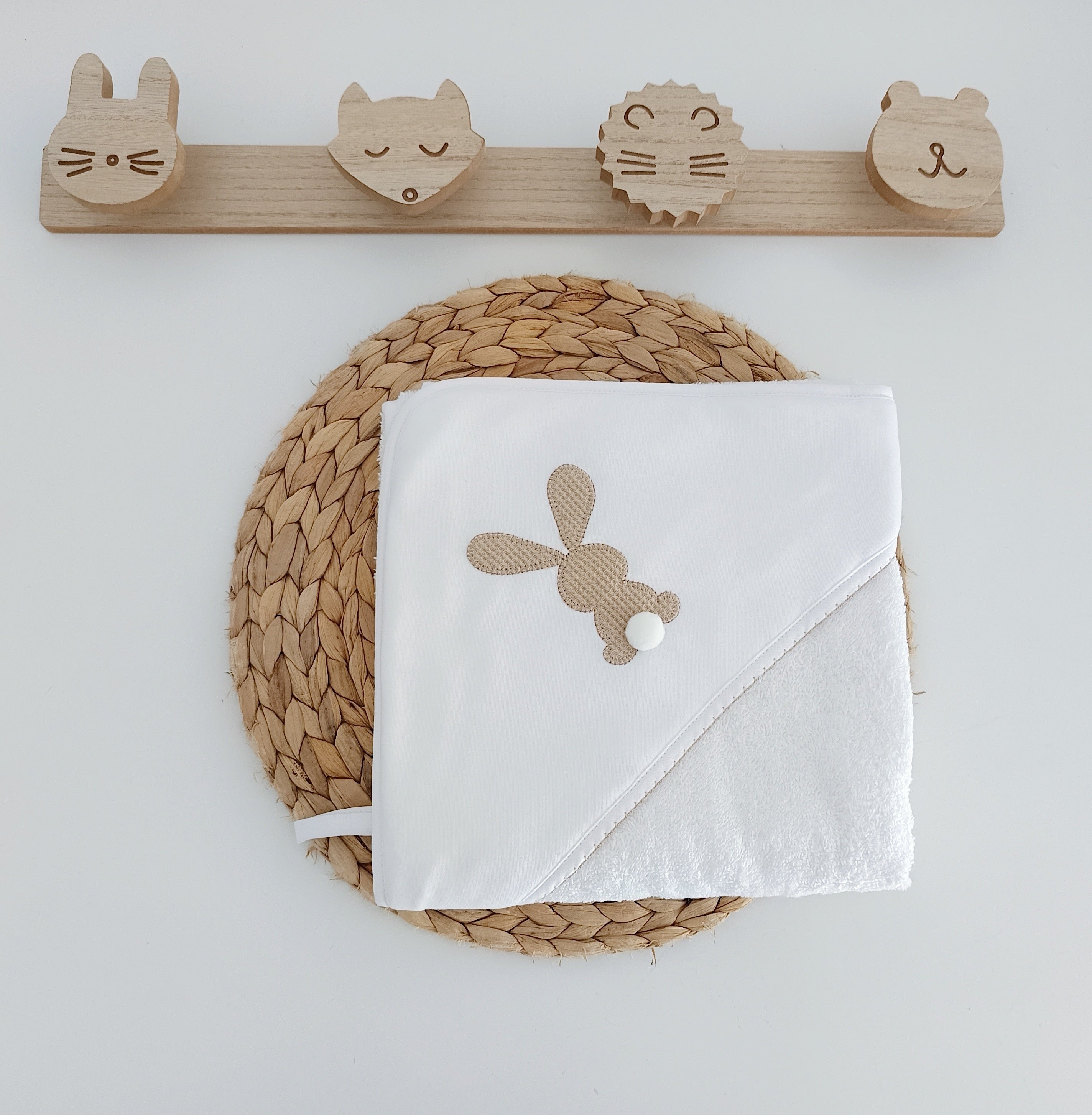 FitFiu Babies® | Toalha de Banho para Bebé Coelho Pompom Areia