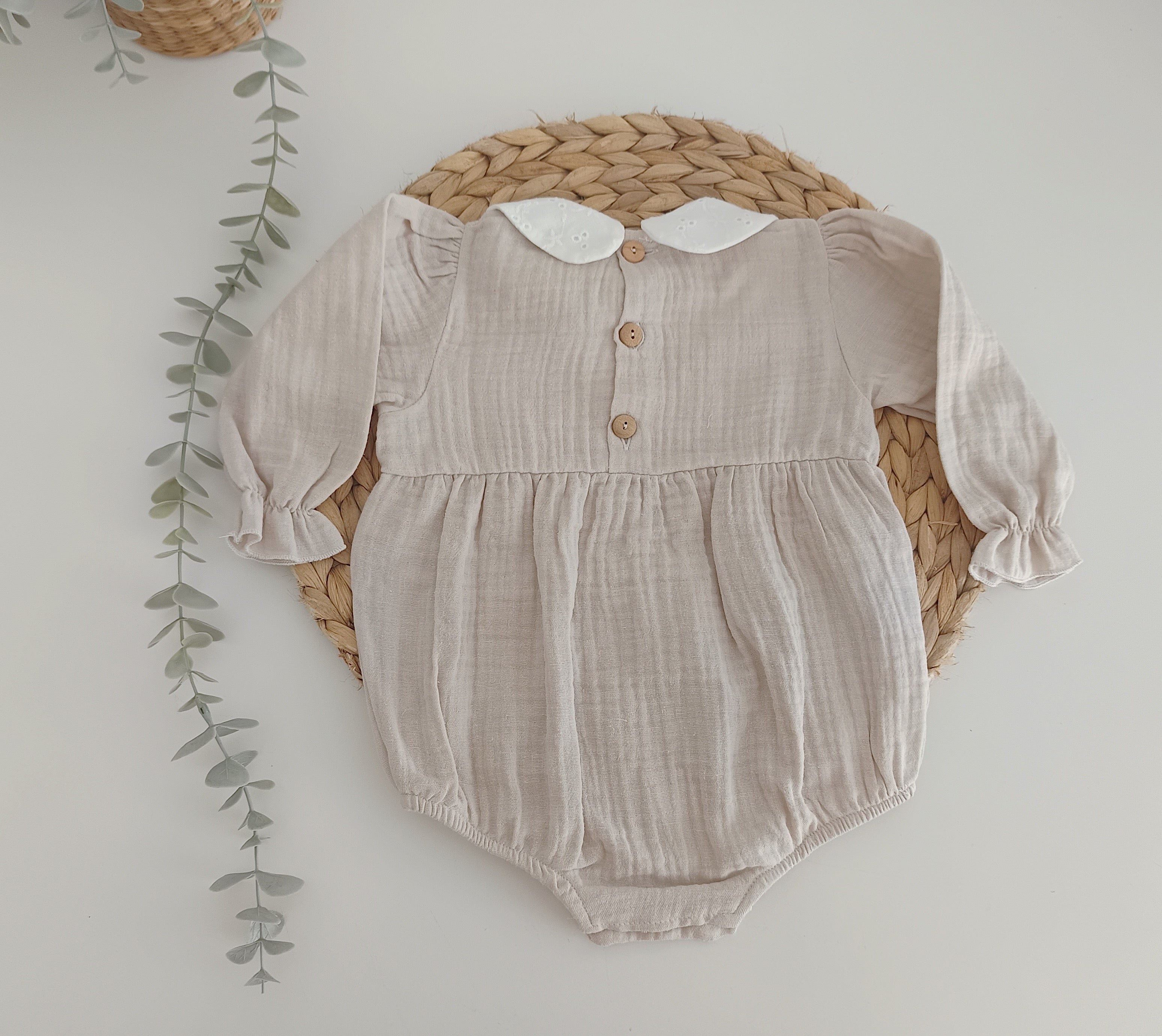 Fofo de musselina cor areia com gola bordado inglês para bebé, ideal para ocasiões especiais