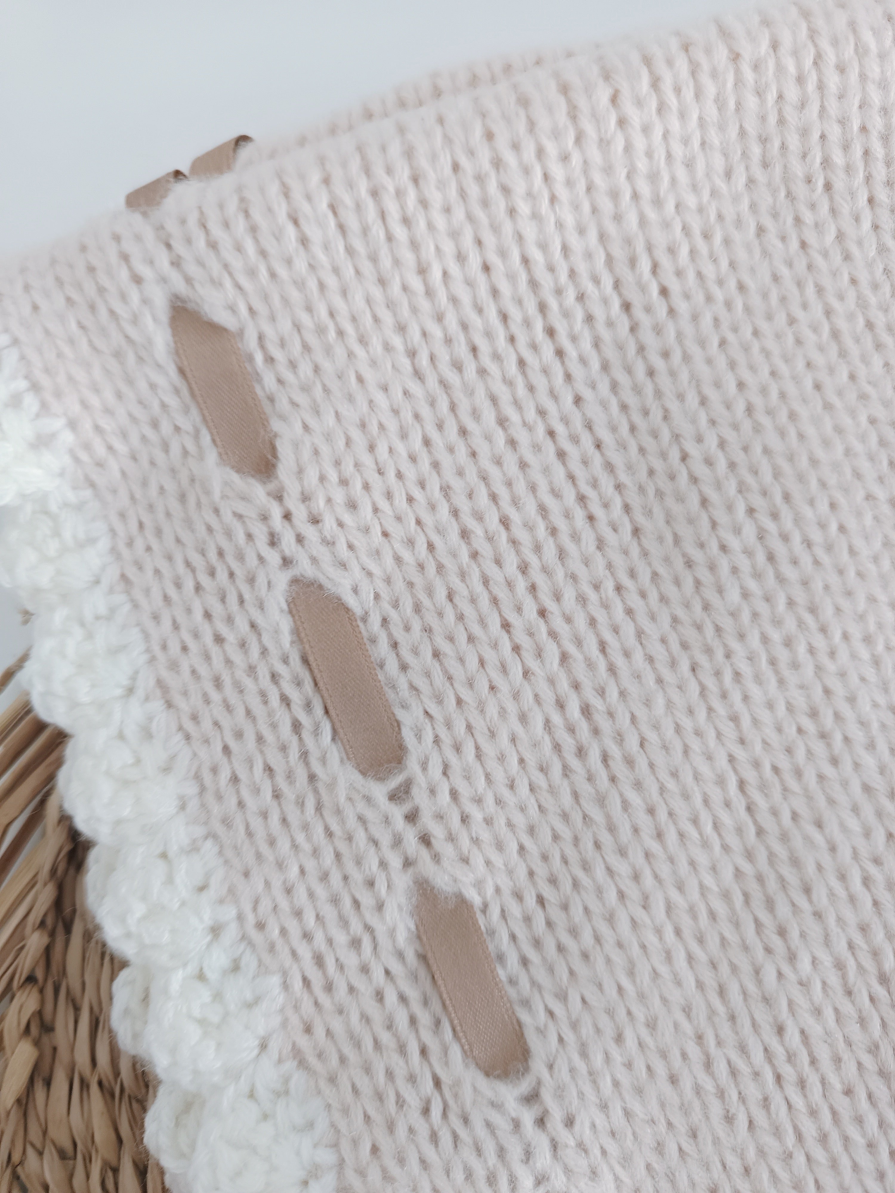 Manta de Malha para Bebé feita à Mão com Laço em Cetim