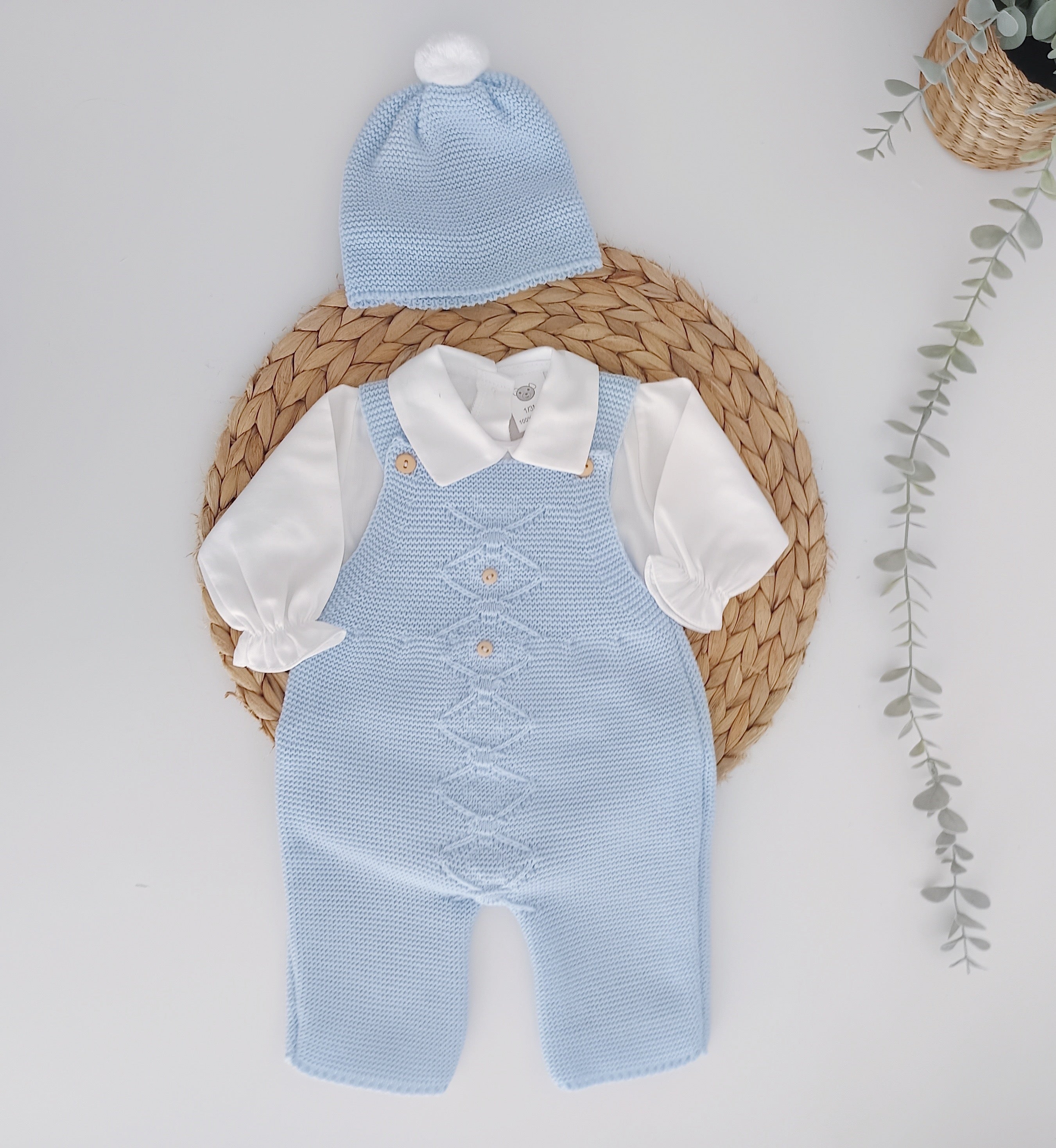 Jardineiras de malha c/ camisa gola bico Losangos Botões e gorro Azul