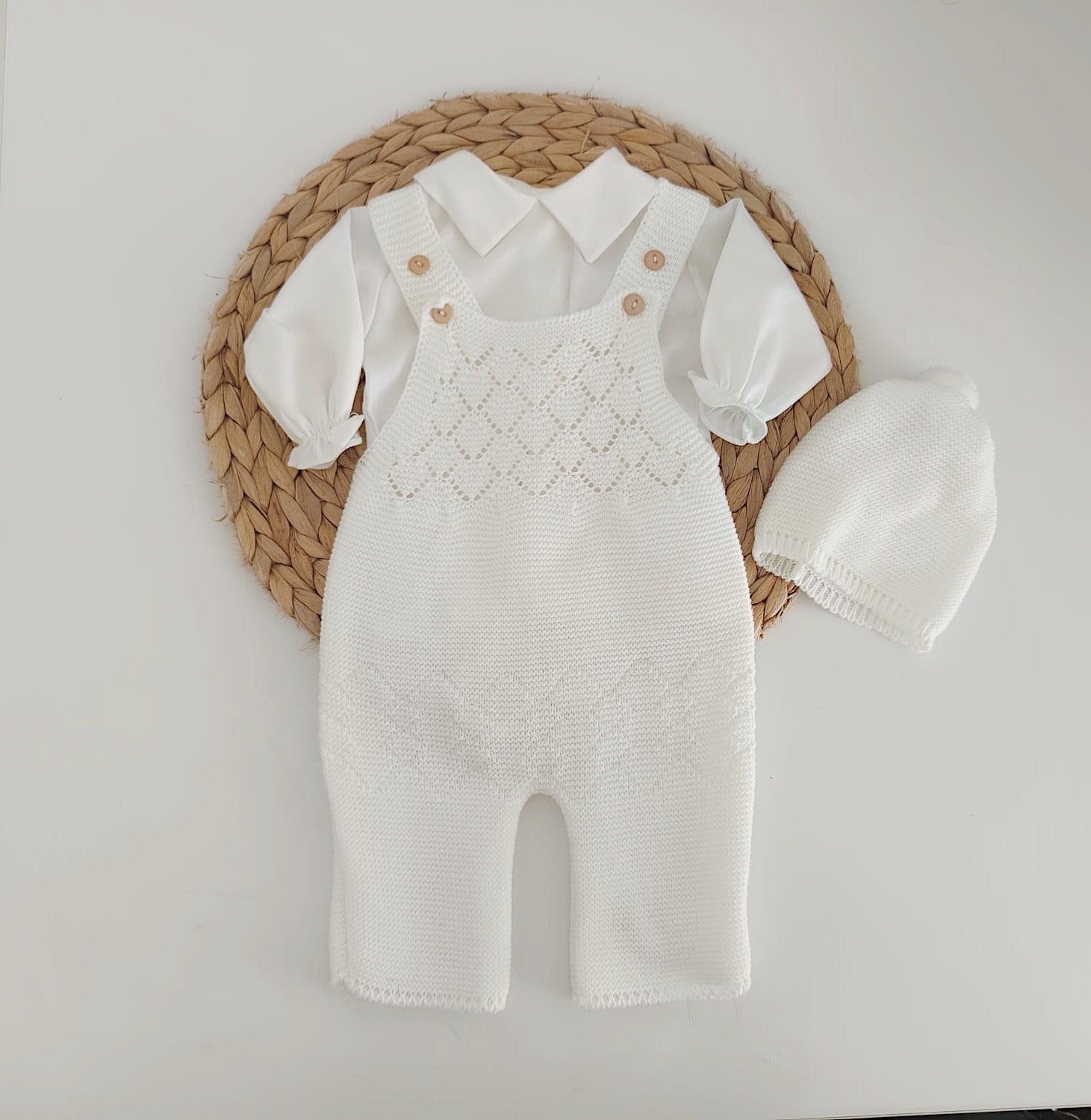 Jardineiras de Malha Losangos c/ Camisa Gola Bico e Gorro Pérola