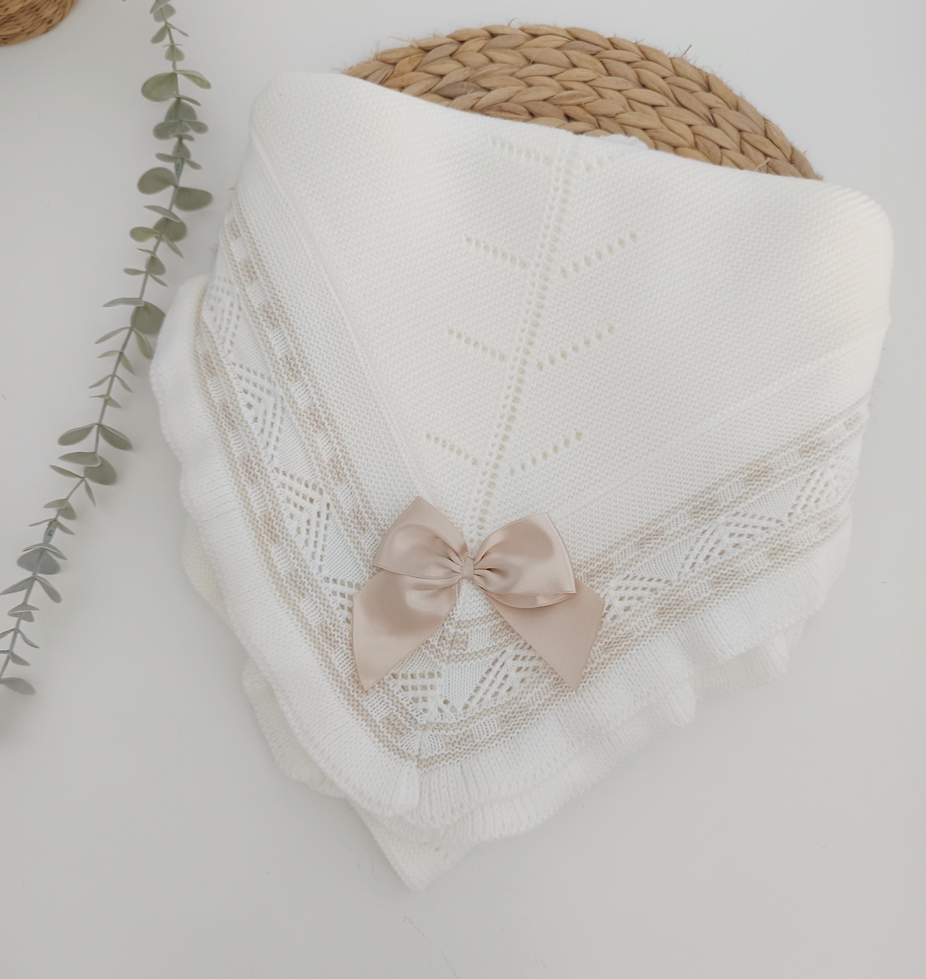 Conjunto Manta Laço com Jardineiras, Gorro e Camisola Malha Pérola