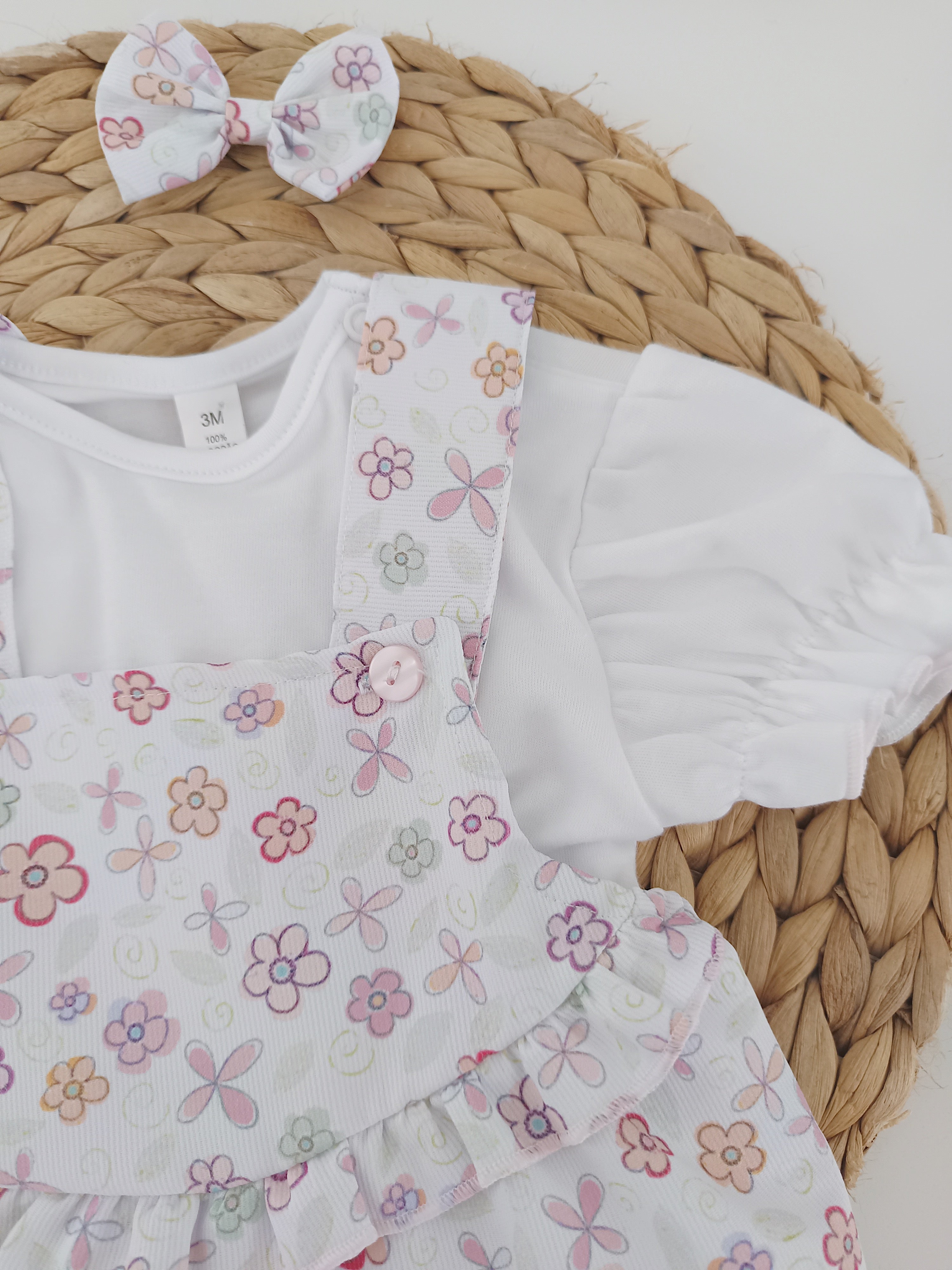 Jardineira Curta Flores com Blusa e Laço Rosa