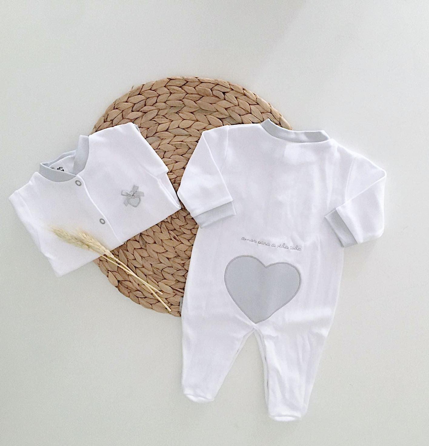 Amor Para a Vida Toda® | Conjunto Primeira Roupinha Coração Cinza com manta