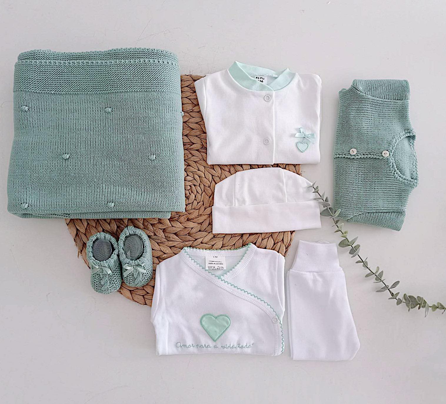 Amor Para a Vida Toda® | Conjunto Primeira Roupinha Coração Verde Água com manta