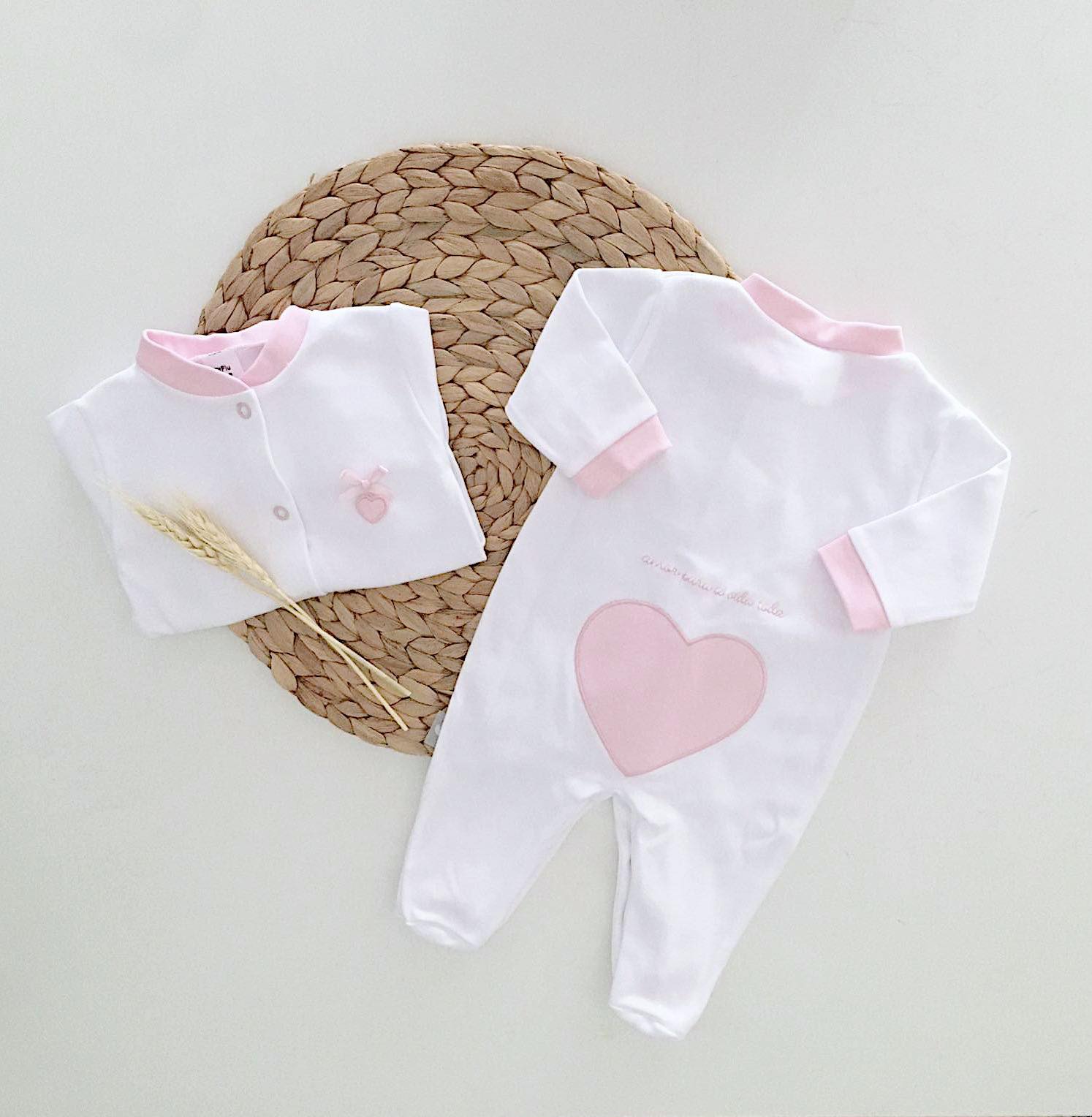 Amor Para a Vida Toda® | Conjunto Primeira Roupinha com bolsa Coração Rosa