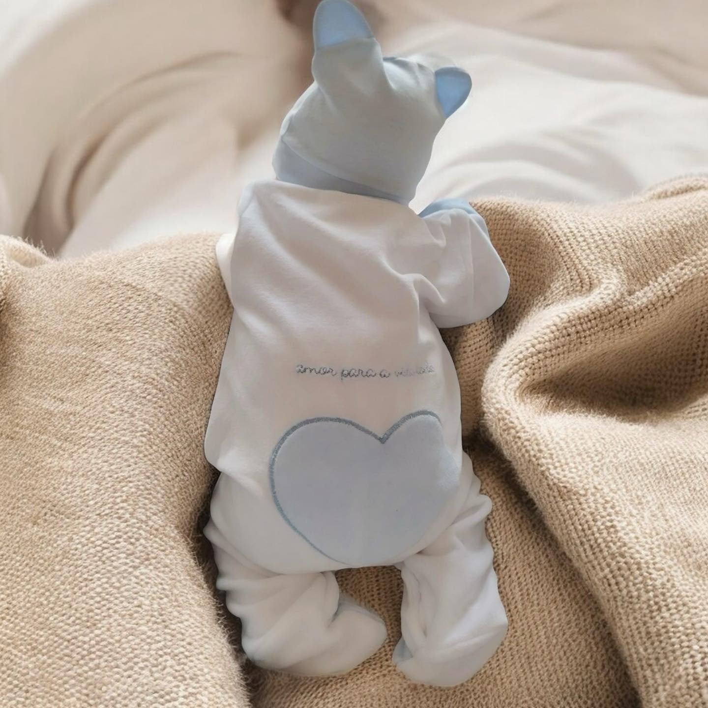 Detalhe babygrow bebé bordado coração azul algodão veludo marca Amor para a Vida Toda FitFiu Babies