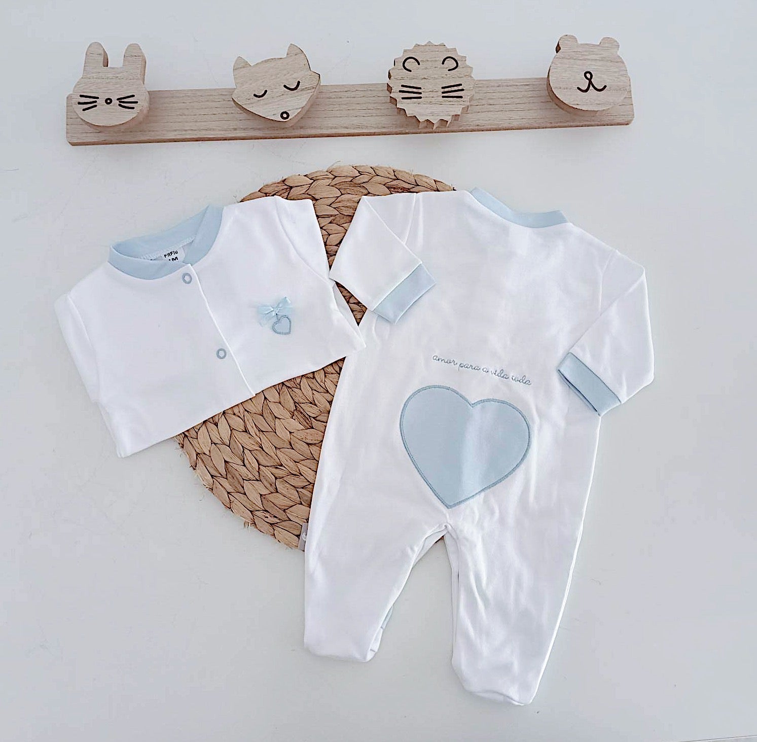 Babygrow bebé bordado coração abertura frontal algodão veludo azul marca registada Amor para a Vida Toda FitFiu Babies