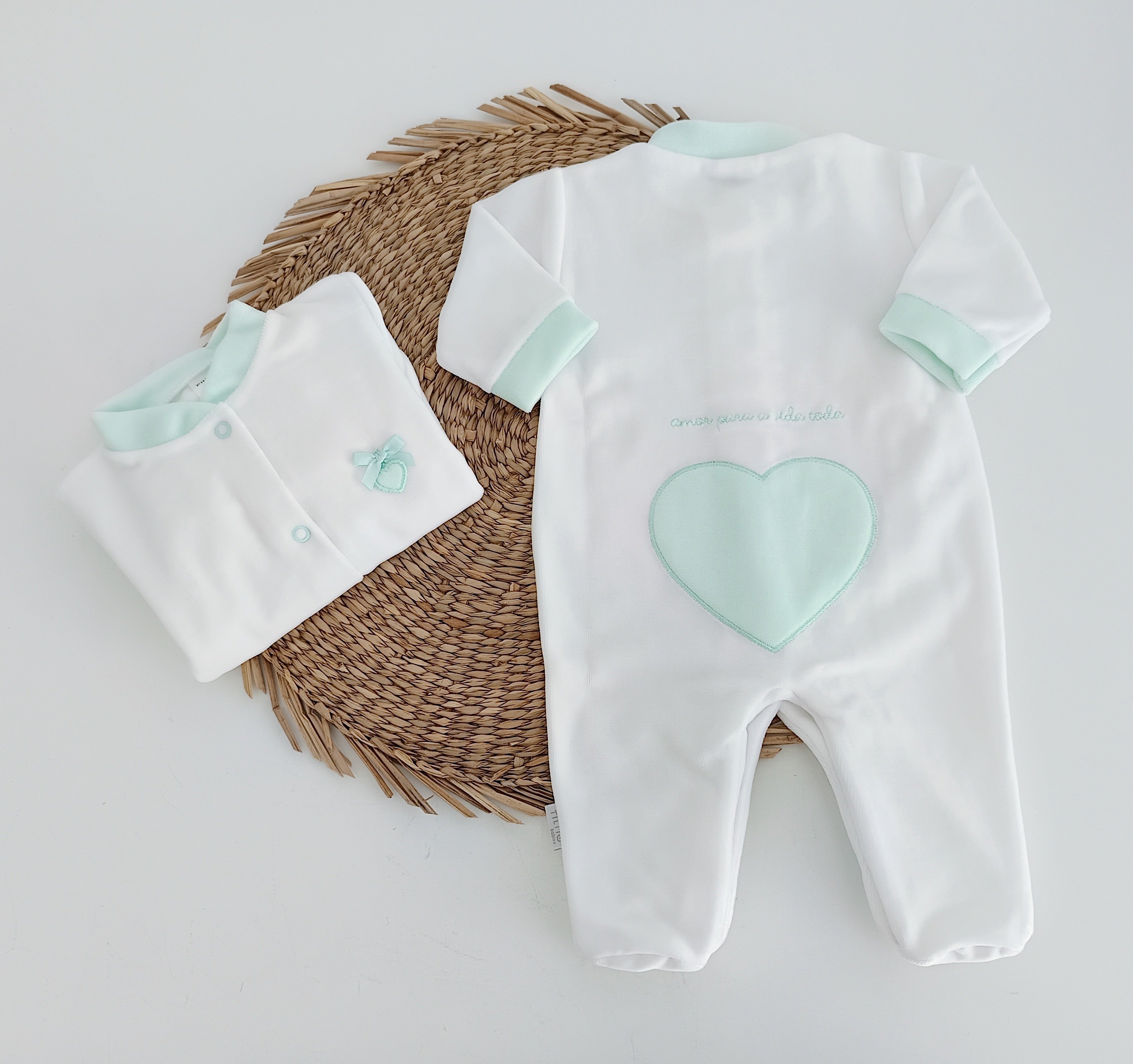 Babygrow bebé bordado coração abertura frontal algodão veludo verde água marca registada Amor para a Vida Toda FitFiu Babies