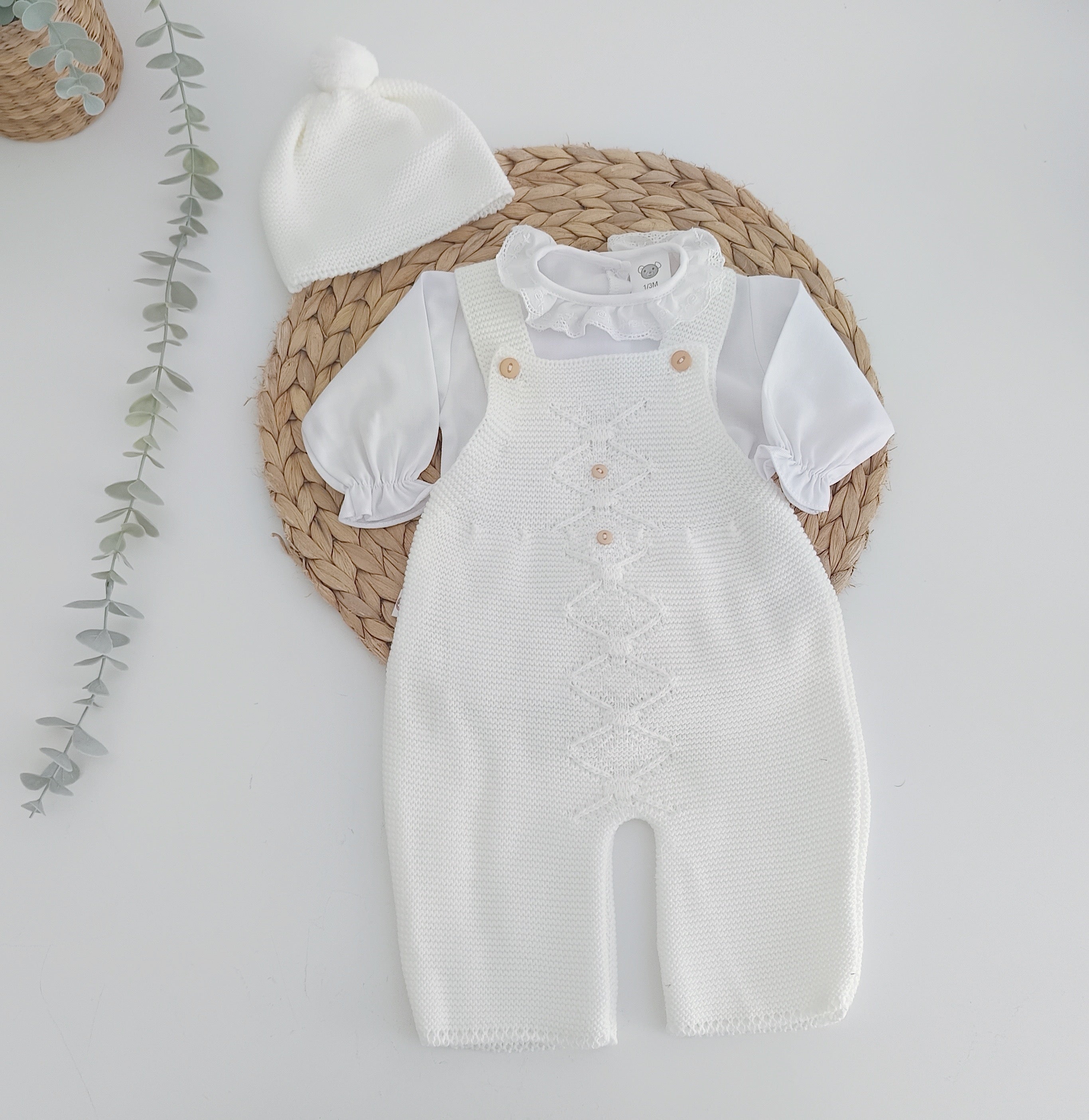 Jardineiras de malha c/ blusa gola folho Losangos Botões e gorro Pérola