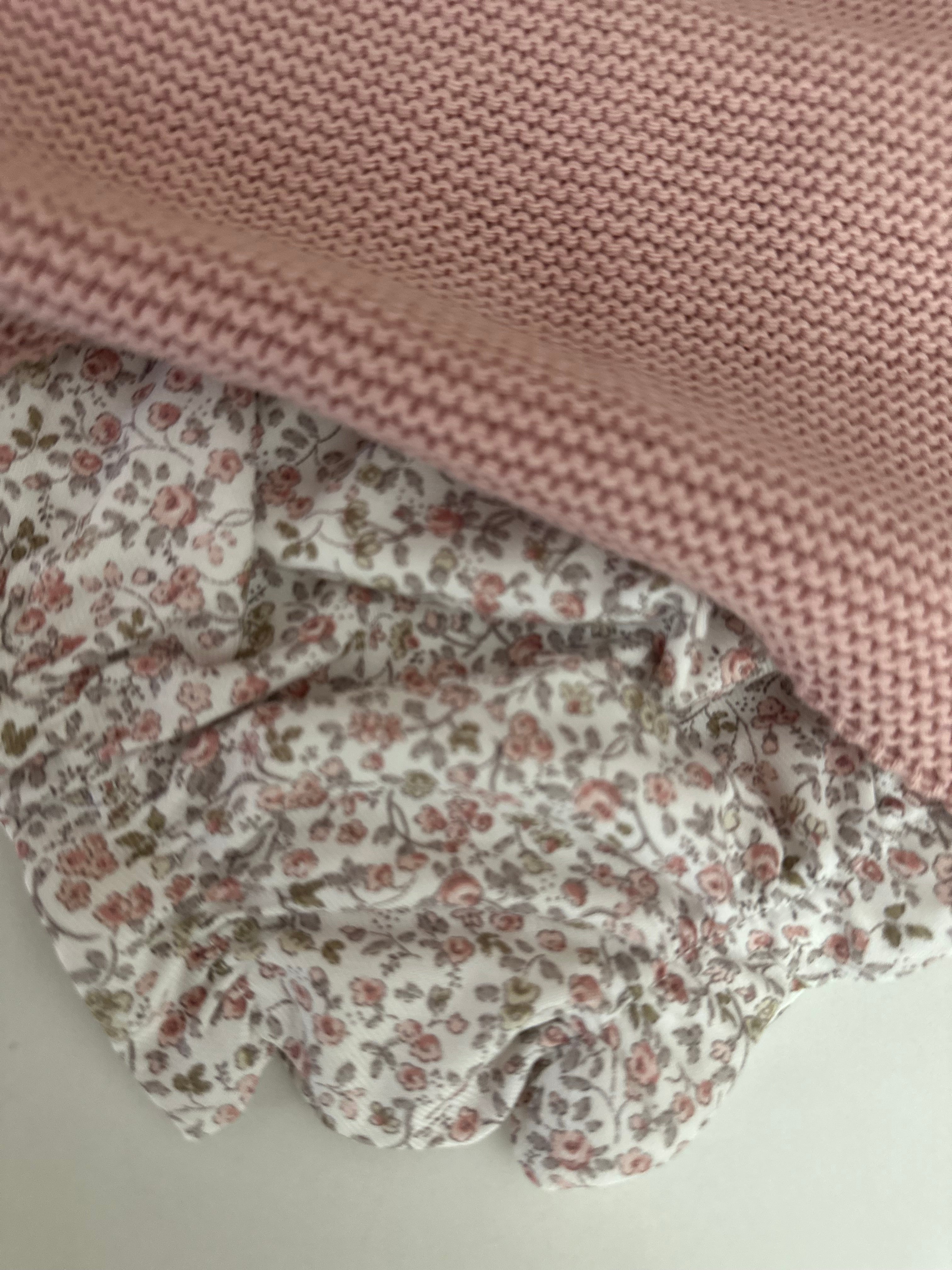Tapa Fraldas com Camisola de Malha Florinhas Rosa Velho