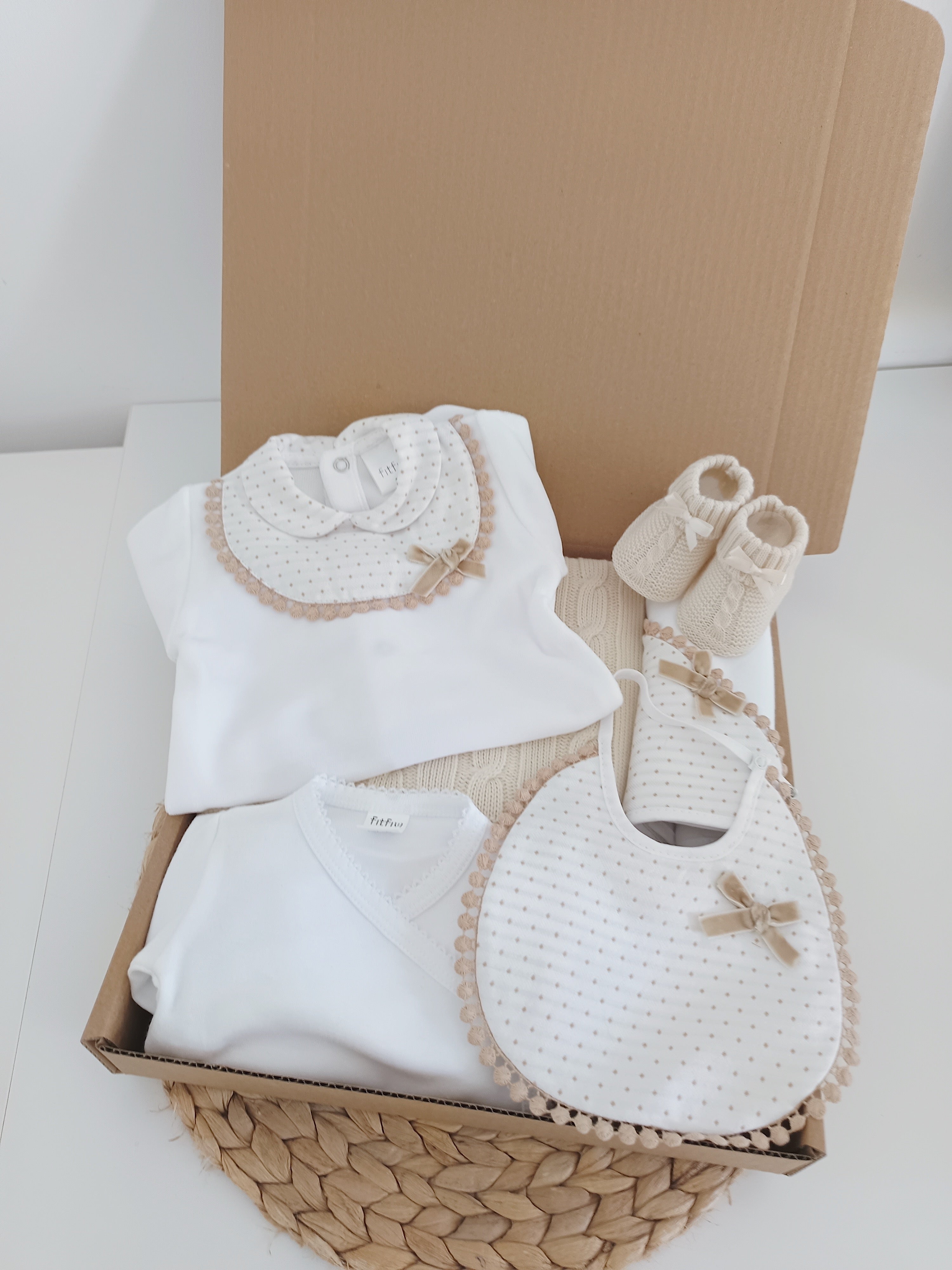 FitFiu Babies® | Kit de Maternidade Veludo Peitilho com pompons e Laço areia