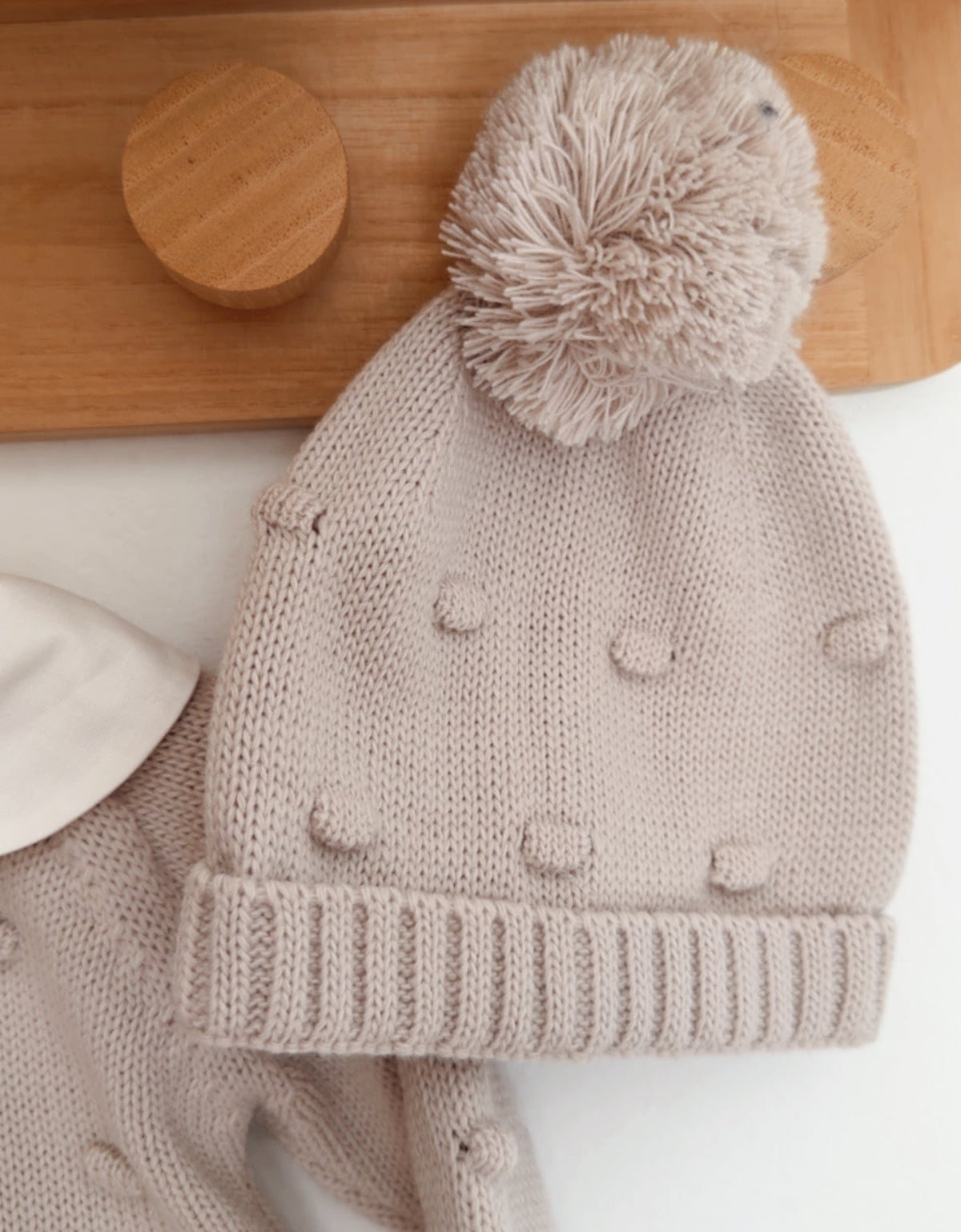 Conjunto Tapa Fraldas Camisola e Gorro Pompons Areia