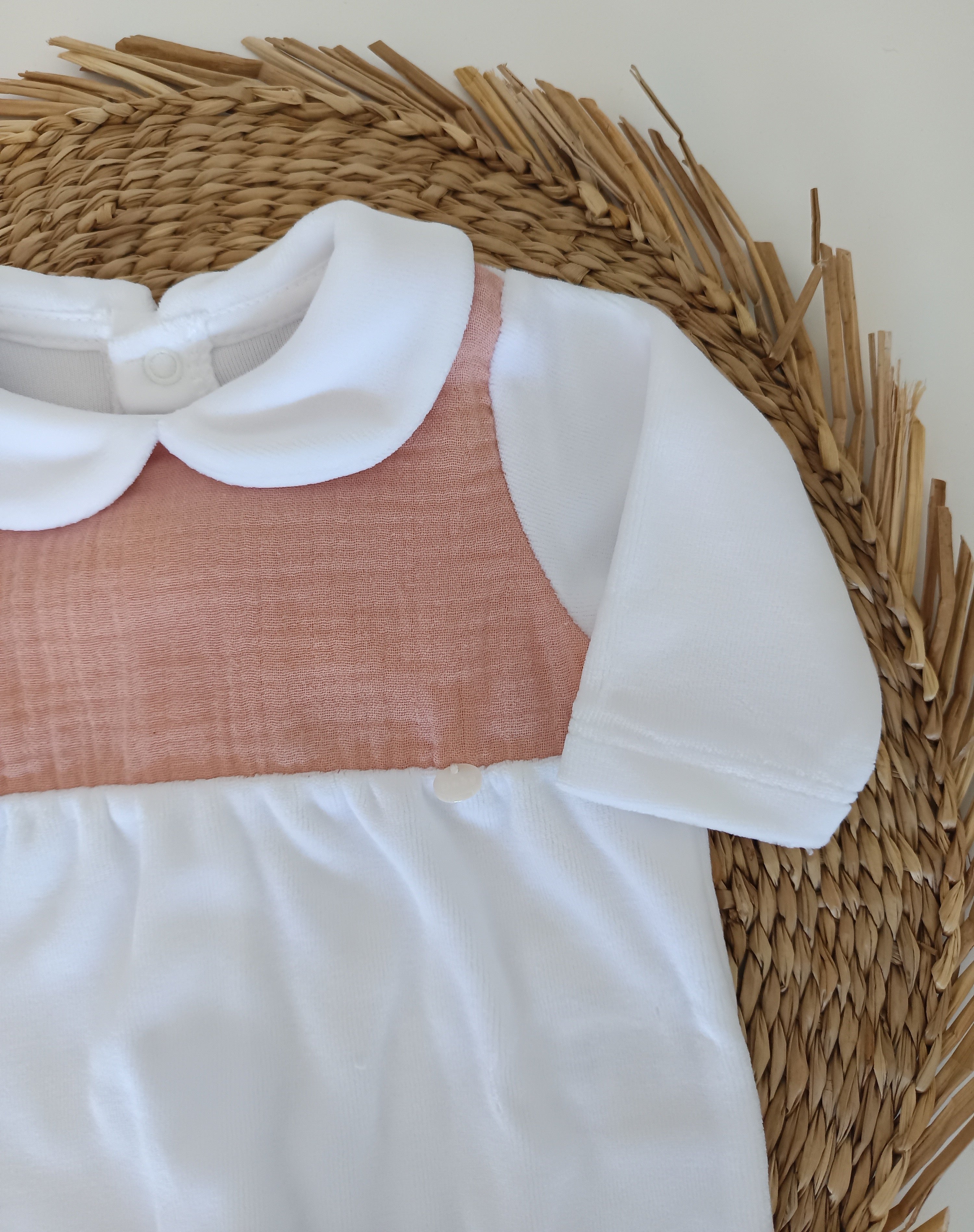 Babygrow com Peitilho em Musselina Rosa Velho