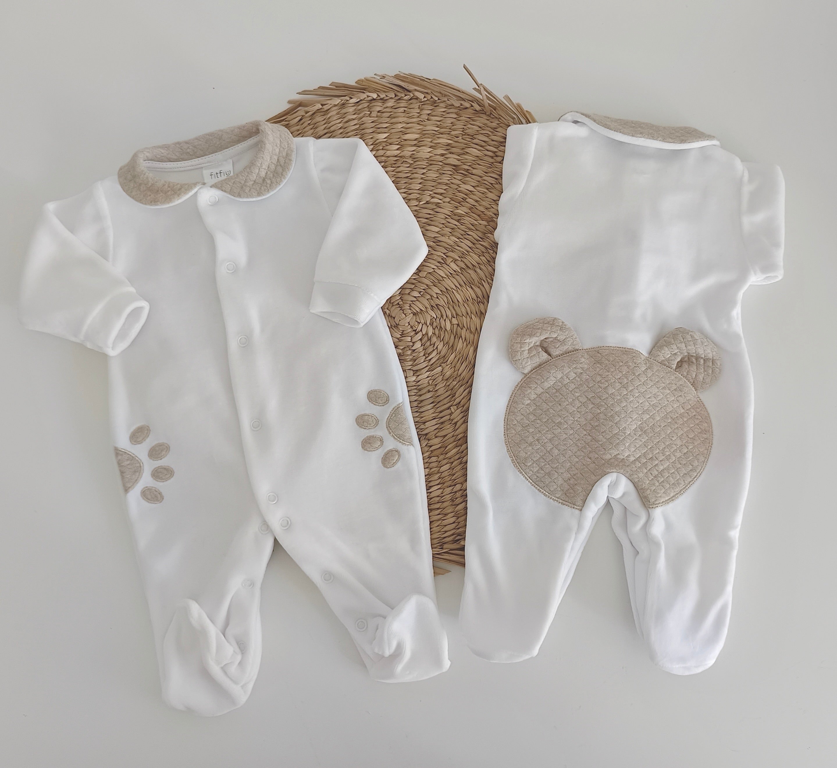 babygrow de veludo bege com urso e orelhas FitFiu Babies