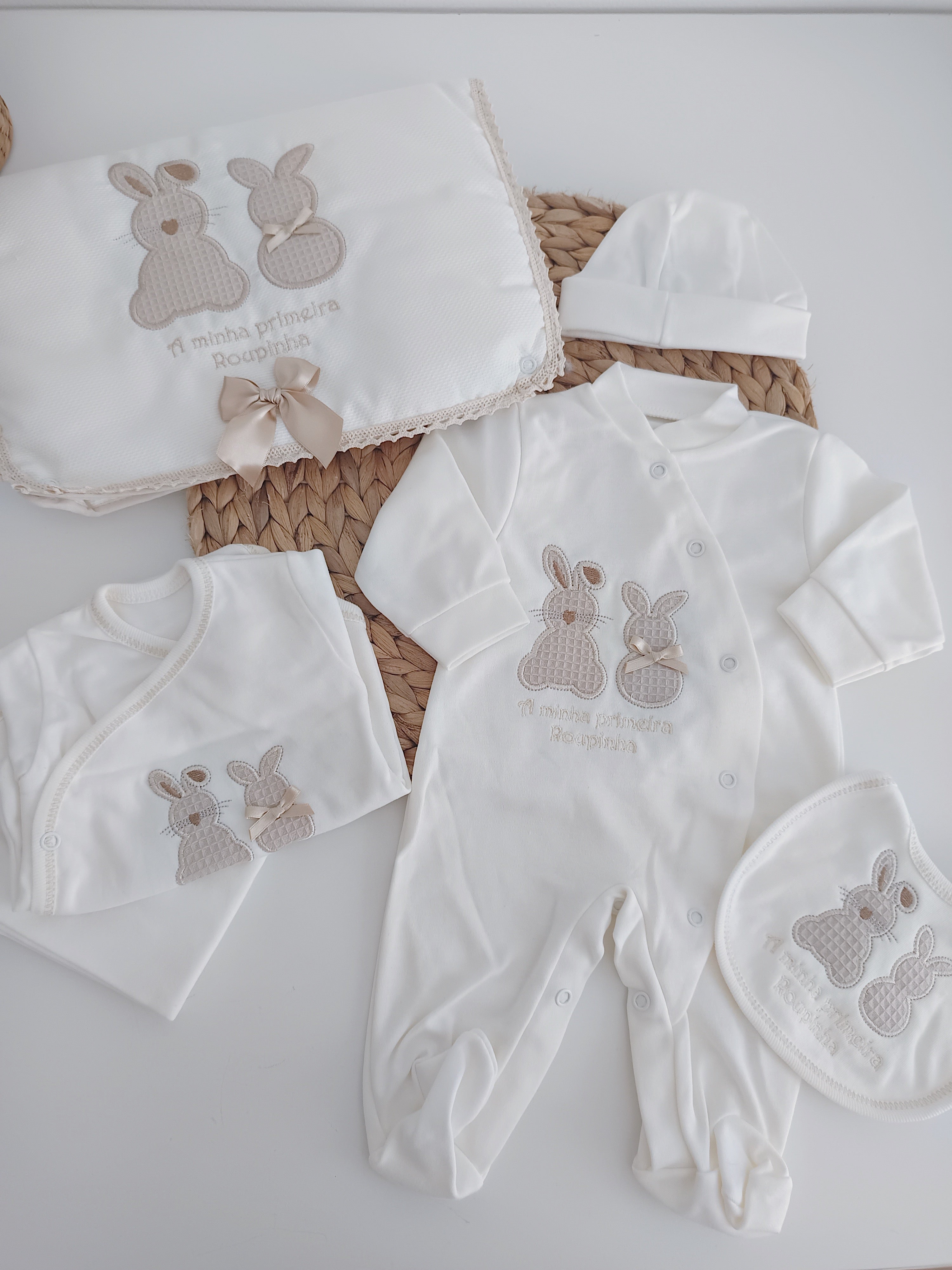 Conjunto de Primeira Roupinha Algodão Dois Coelhos Pérola
