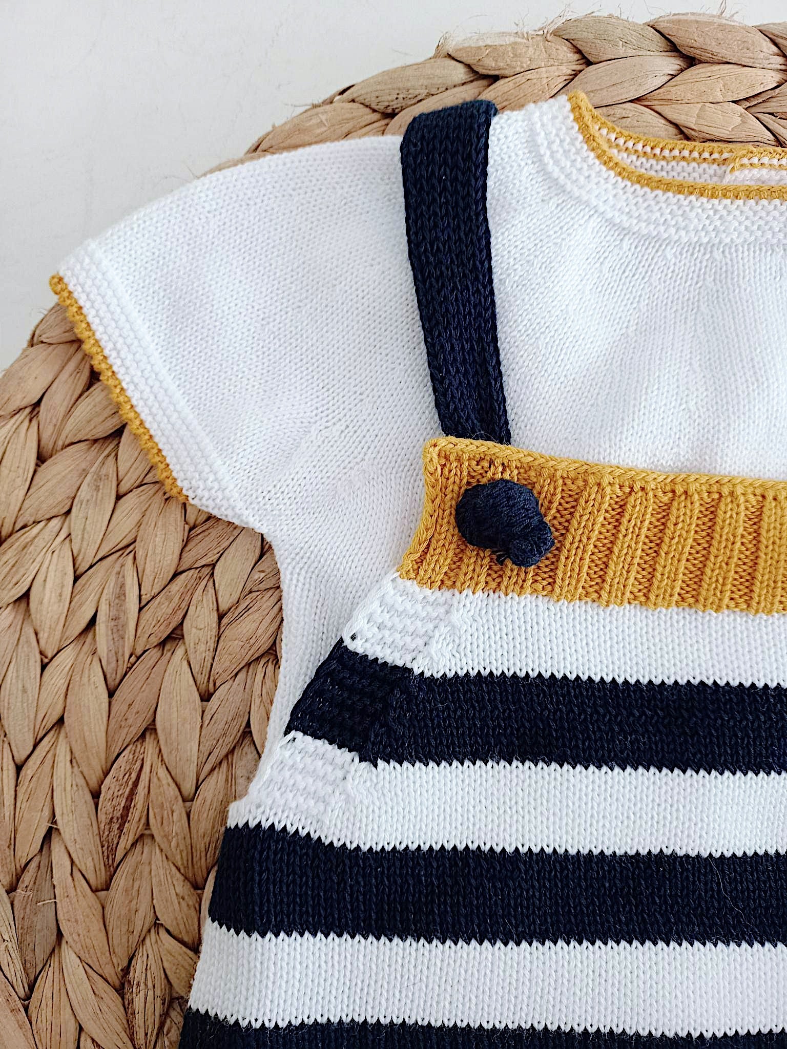 Detalhe macacão bebé riscas marinho camisola amarelo torrado FitFiu Babies