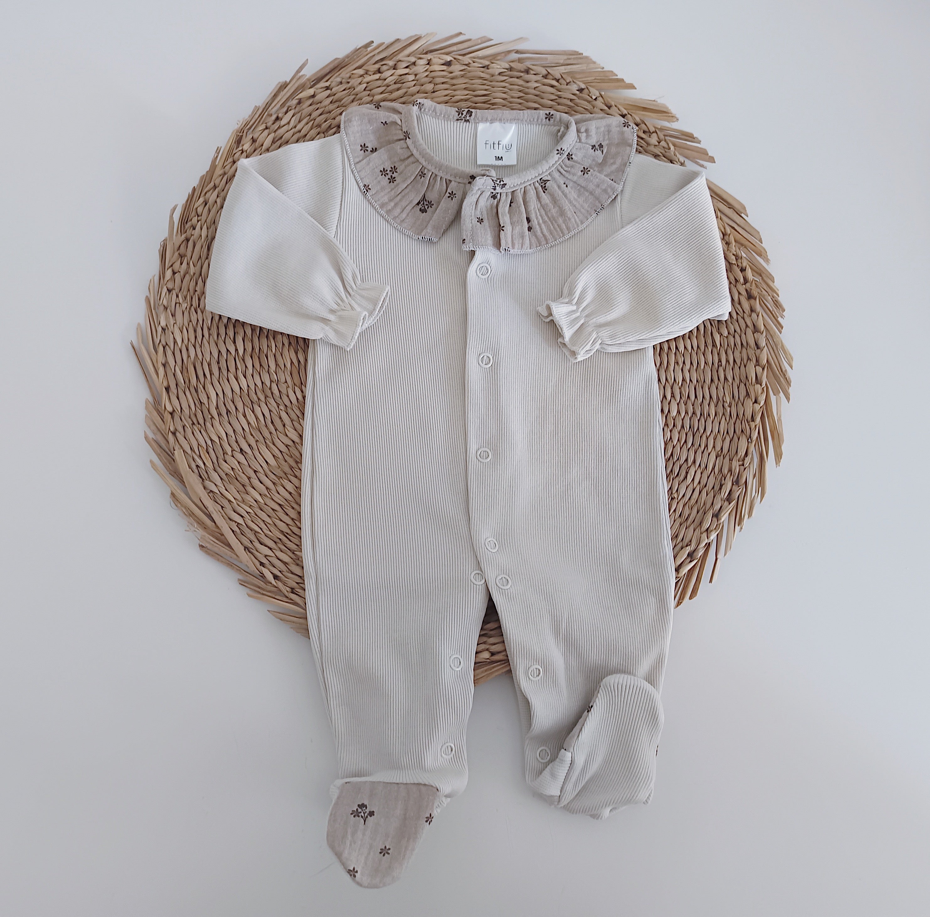 FitFiu Babies® | Babygrow Algodão com Gola de Folho Flores Areia