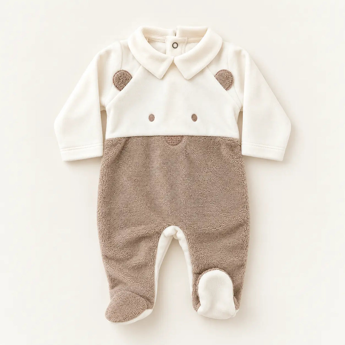 Babygrow de veludo pérola FitFiu Babies® com colarinho clássico, peitilho decorativo com detalhes de urso em castanho e pés fechados.