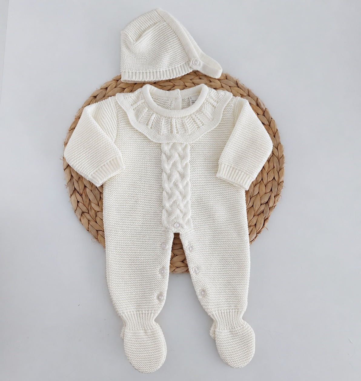 Babygrow de malha pérola para bebé com trança, gola e touca a combinar