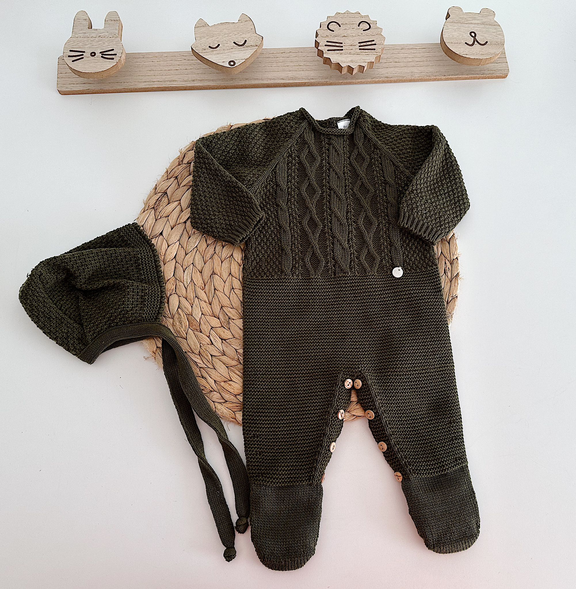 Babygrow de Malha Tranças Losangos com touca Verde Seco