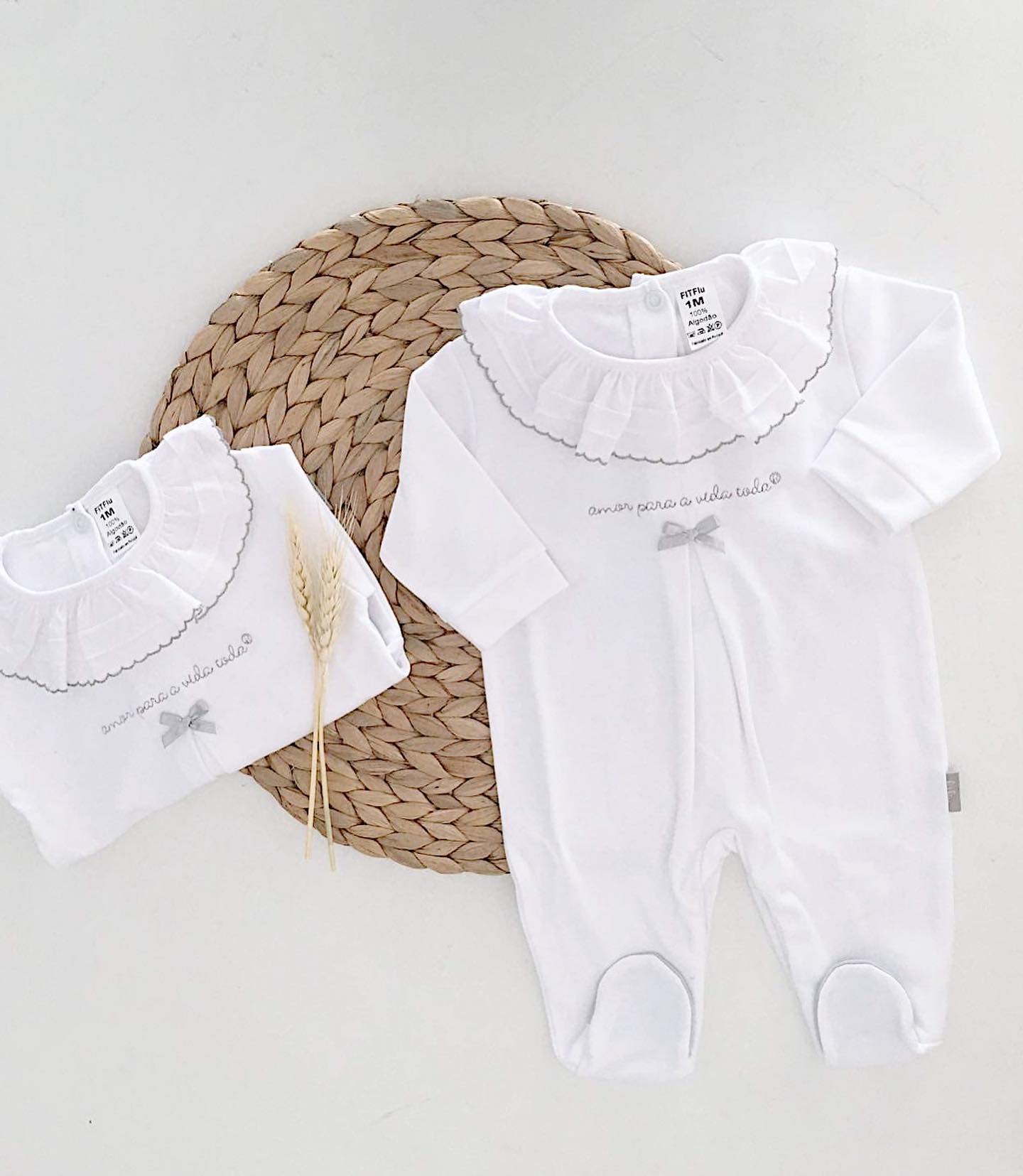 Detalhe babygrow lacinho gola folho conjunto primeira roupinha bebé cinza marca registada Amor para a Vida Toda FitFiu Babies