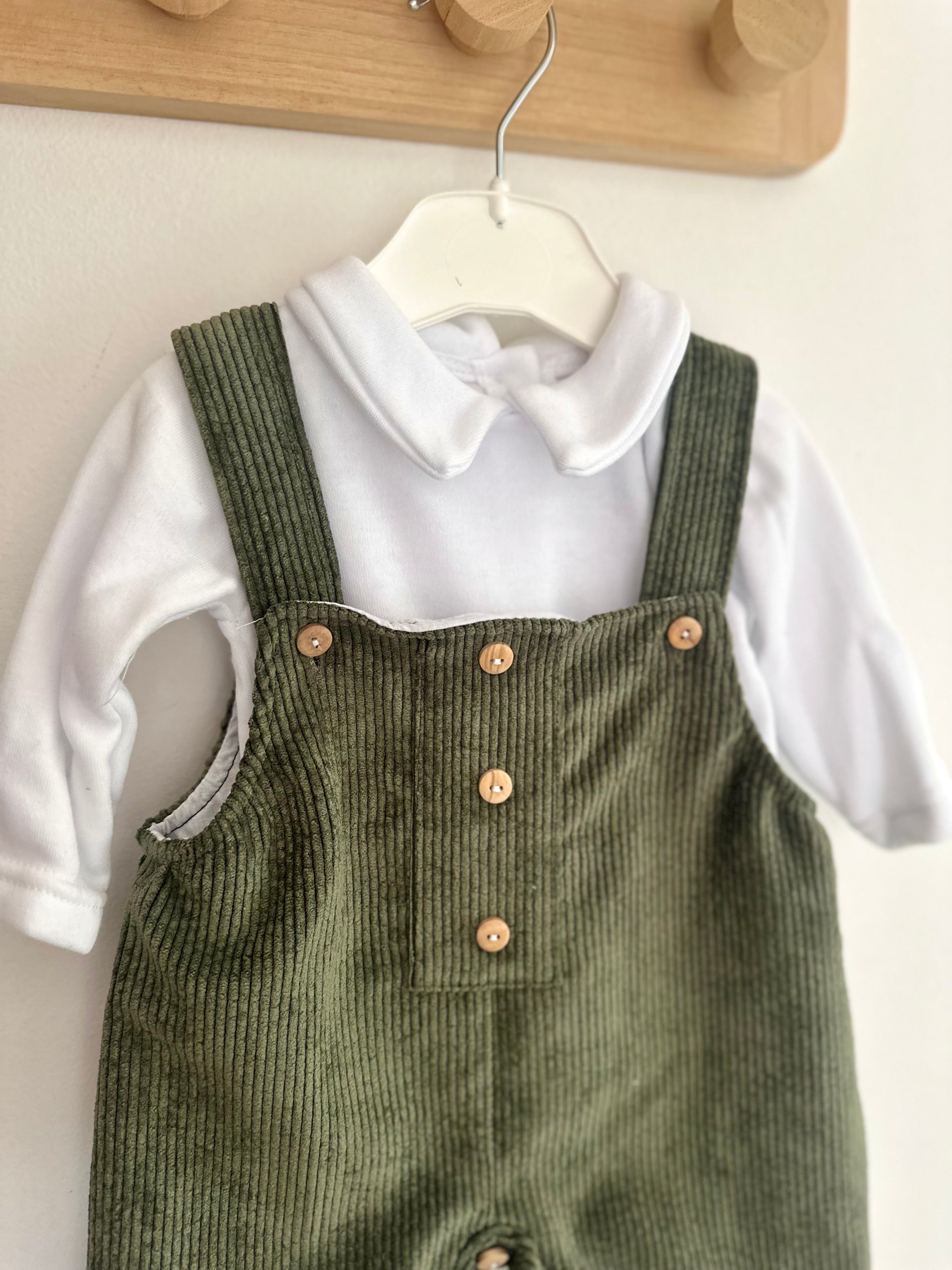 Jardineiras Bombazine Botões com camisa Verde Escuro