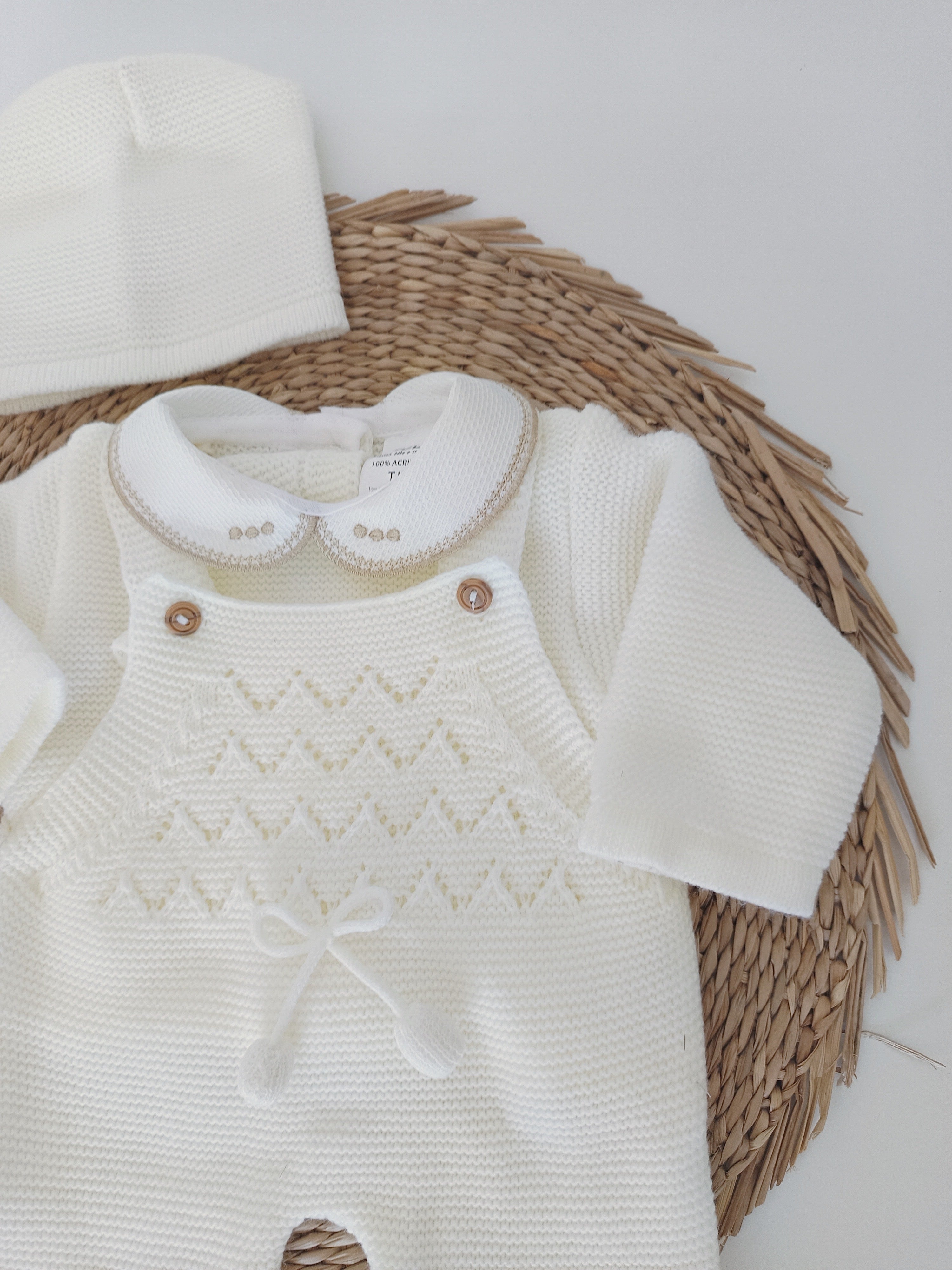 Jardineira Malha Saída Maternidade Pompons Pequenos Pérola