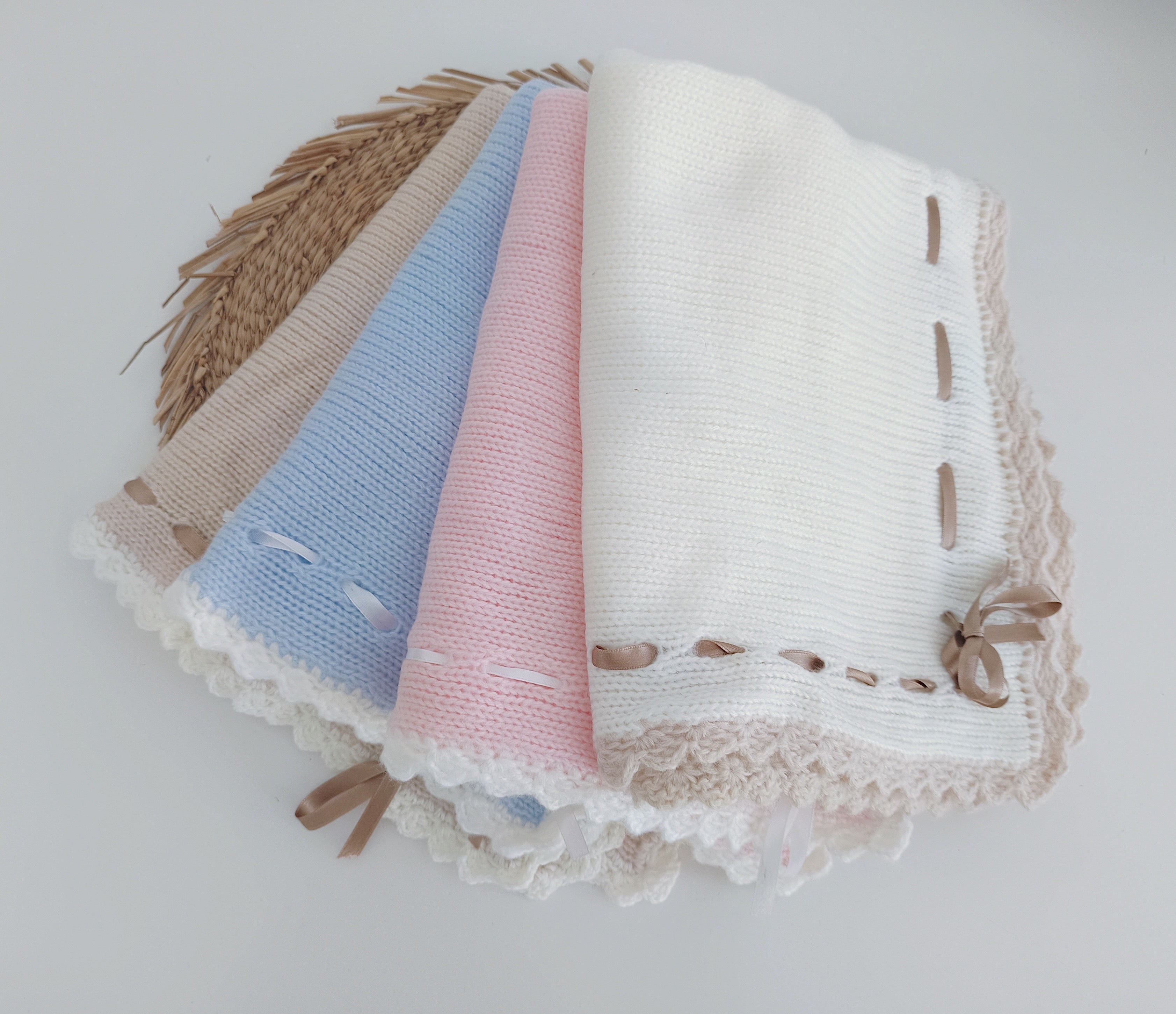 Manta de Malha para Bebé feita à Mão com Laço em Cetim