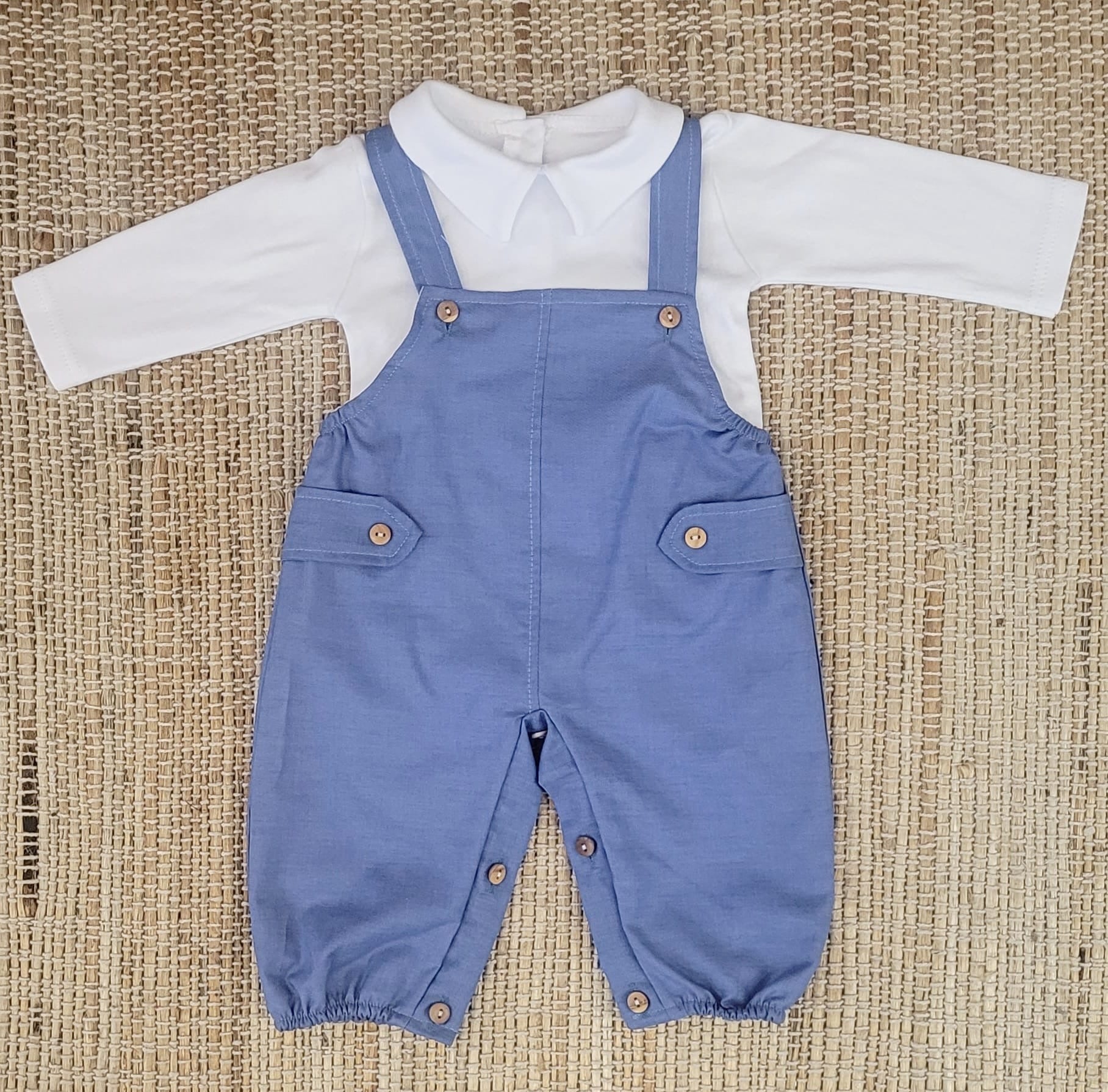 Jardineira Básica com Camisa Jeans