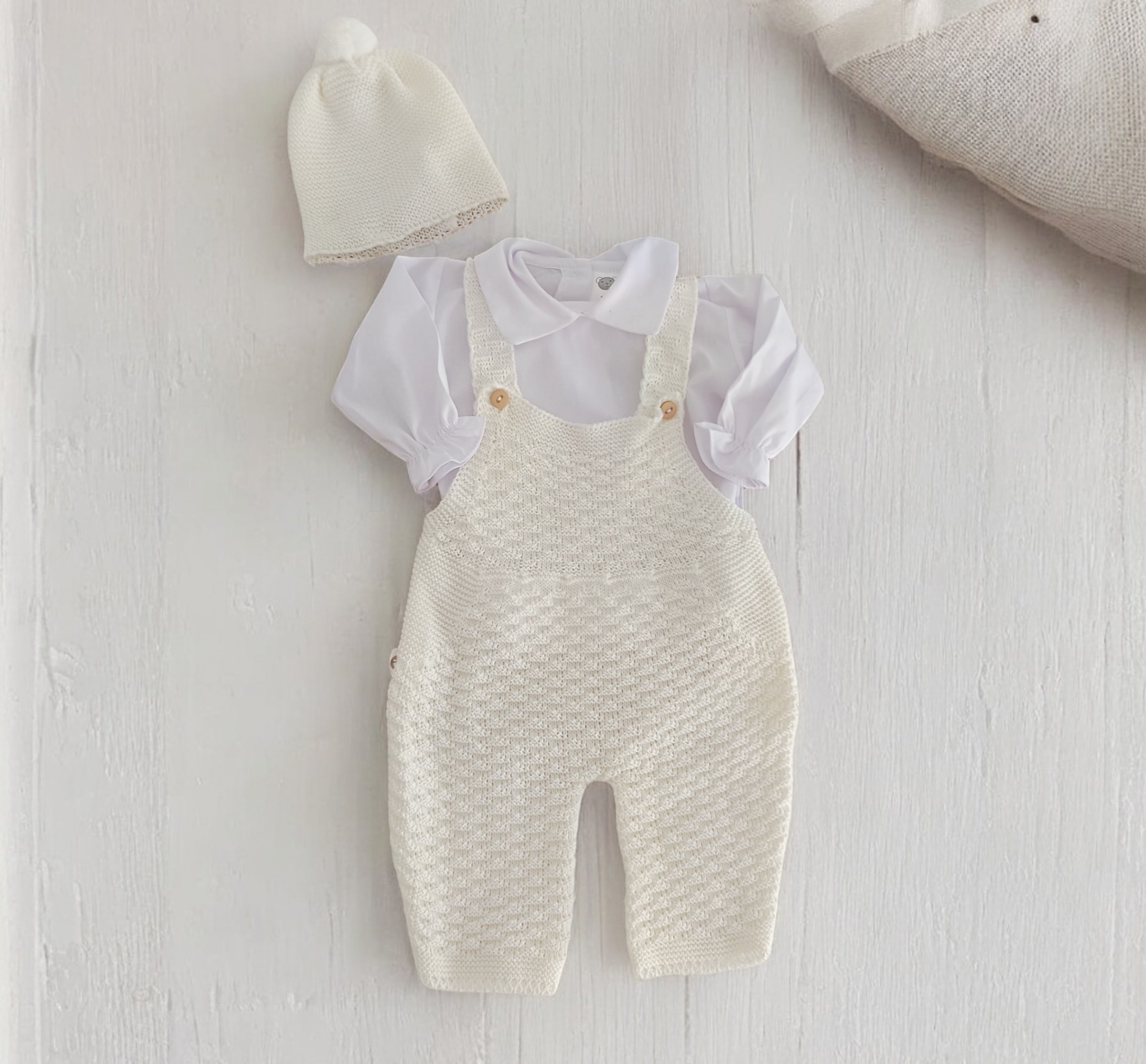 Jardineiras de Malha Pipinhos c/ blusa gola bico e gorro algodão Pérola