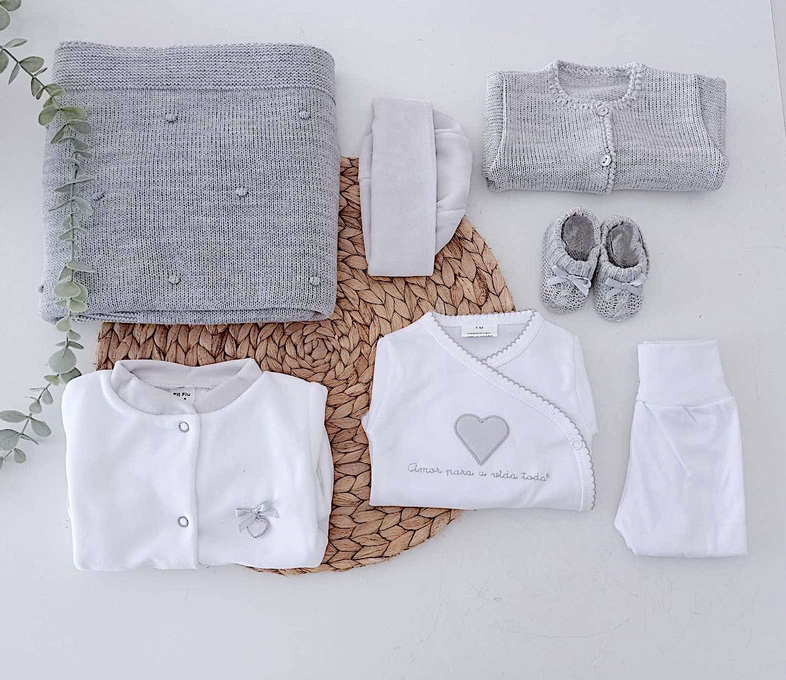 Amor Para a Vida Toda® | Conjunto Primeira Roupinha Coração Cinza com manta