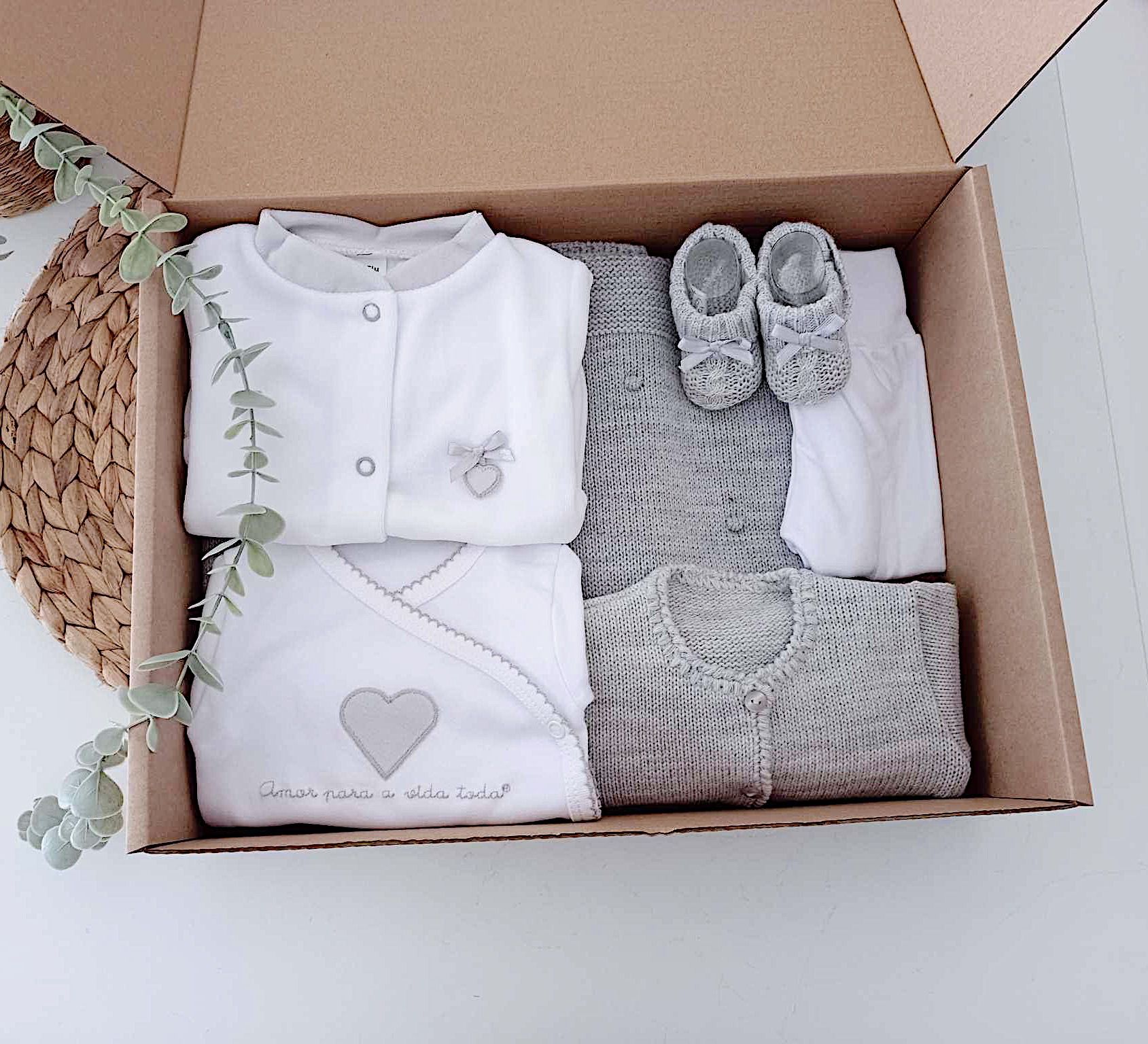 Amor Para a Vida Toda® | Conjunto Primeira Roupinha Coração Cinza com manta